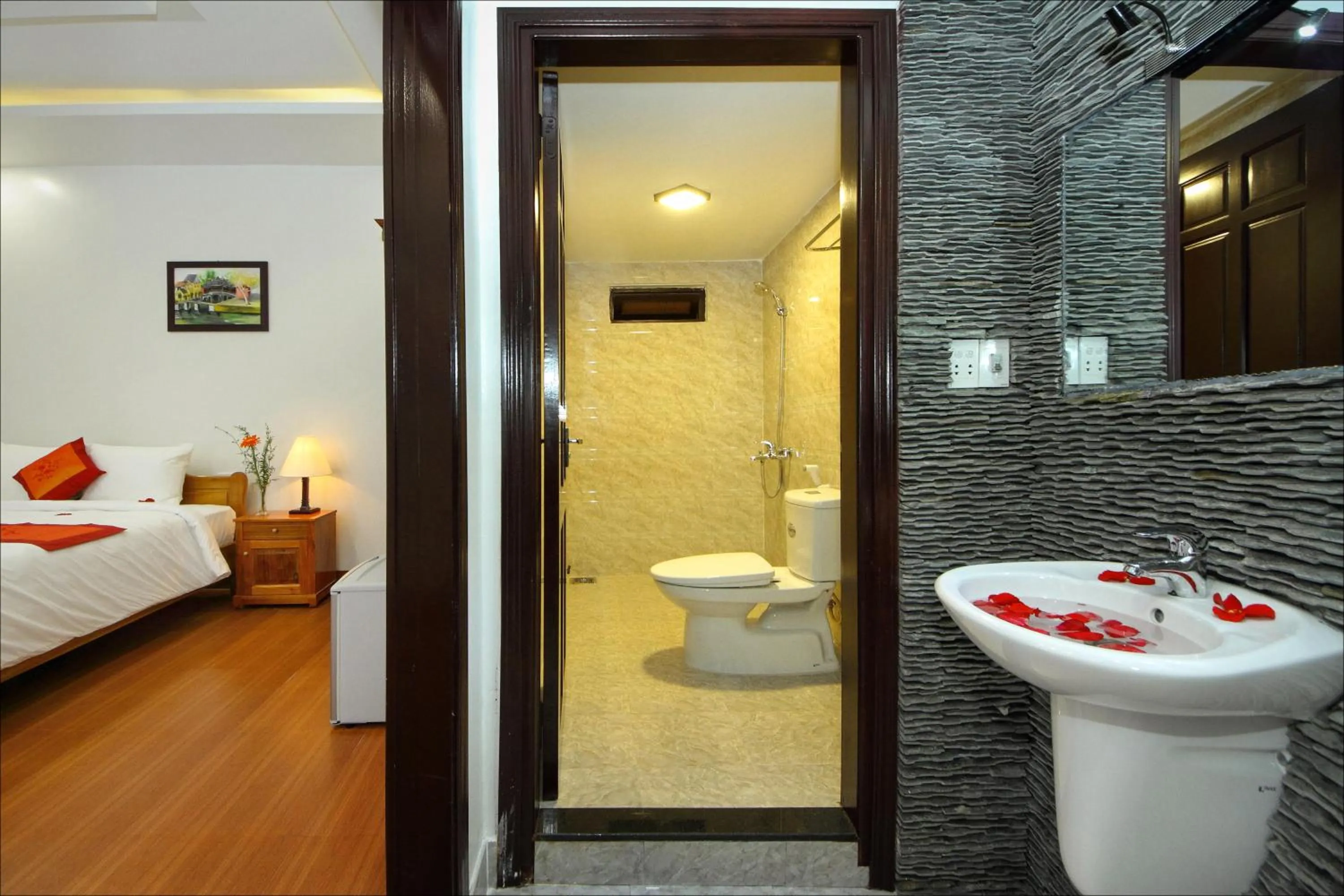 Bathroom, Bed in Blue Lake Homestay