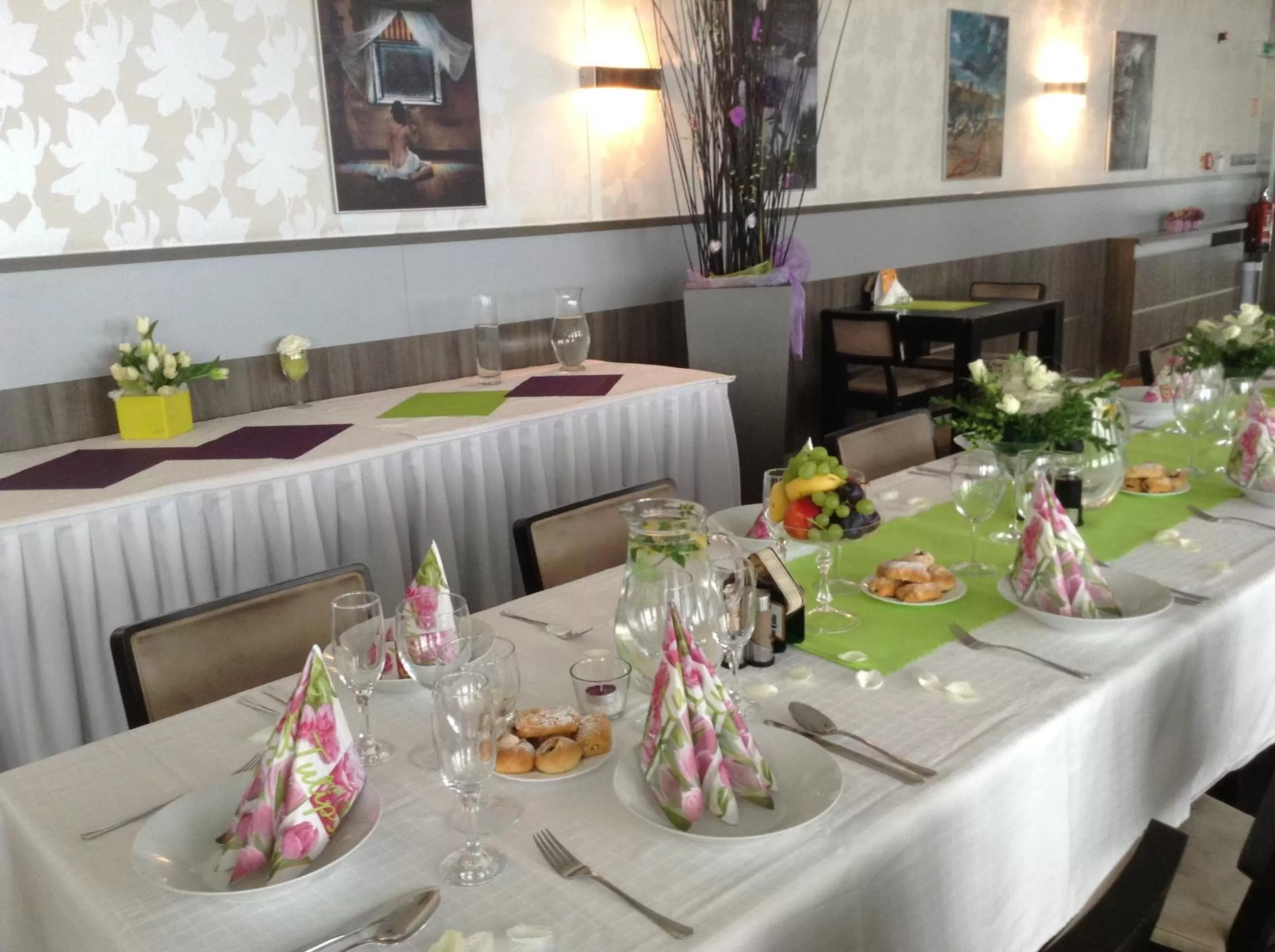 Restaurant/places to eat in Hotel Monde