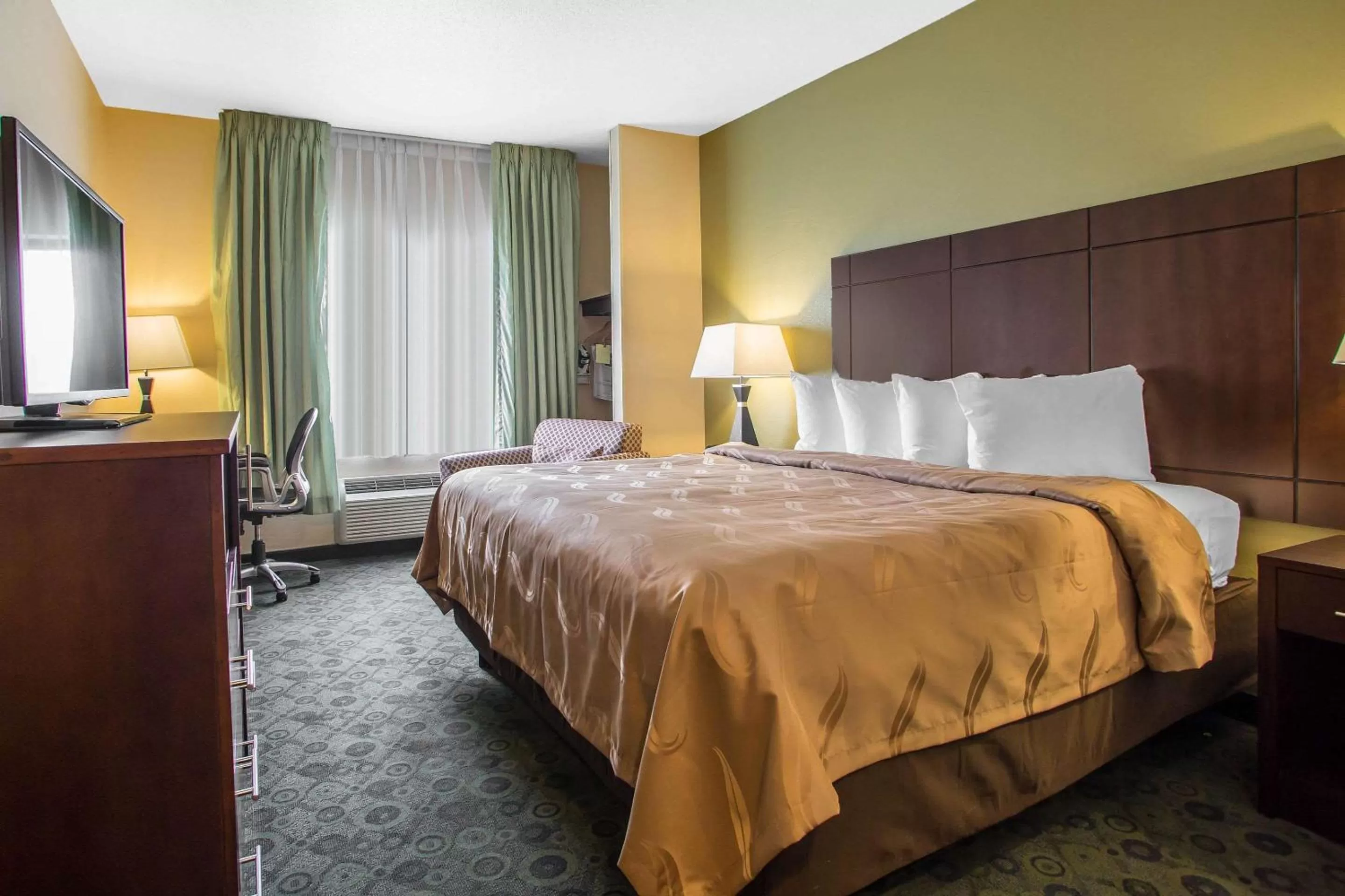 Photo of the whole room, Bed in Quality Inn & Suites Bloomington I-55 and I-74