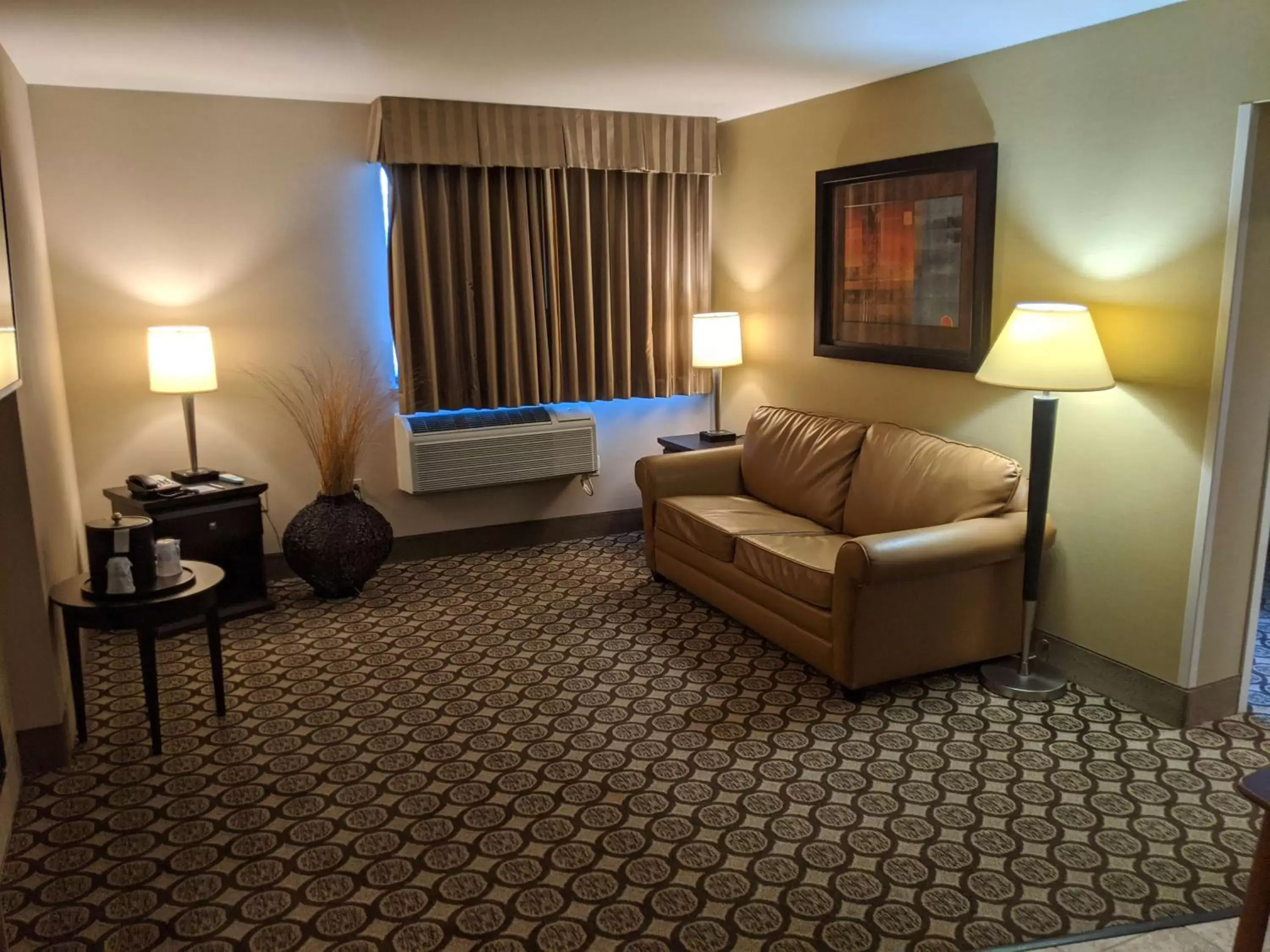 Photo of the whole room, Seating Area in Best Western Plus InnTowner Madison