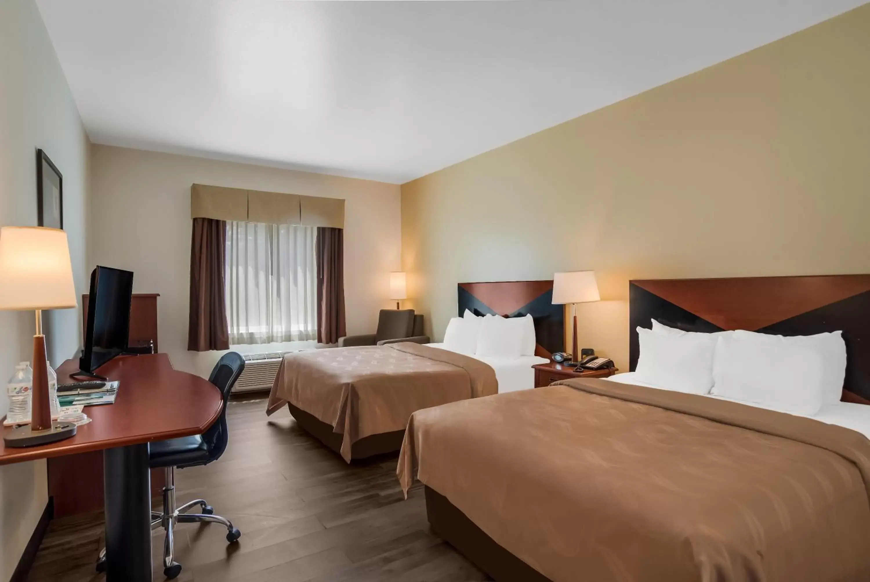 Bed in Quality Inn & Suites Chambersburg