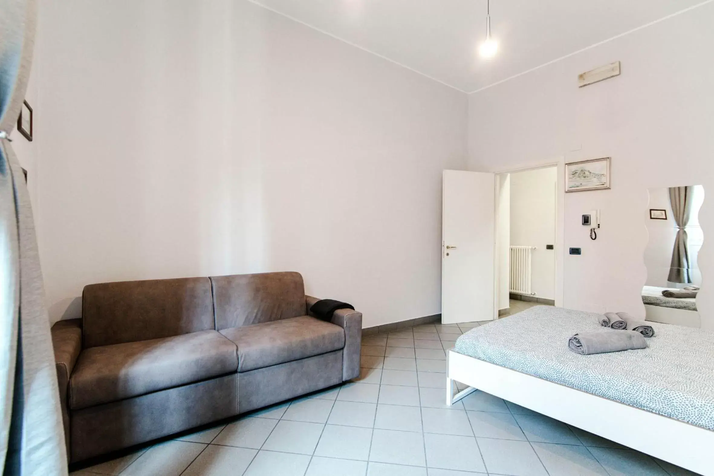 Bedroom, Seating Area in Downtown Rooms