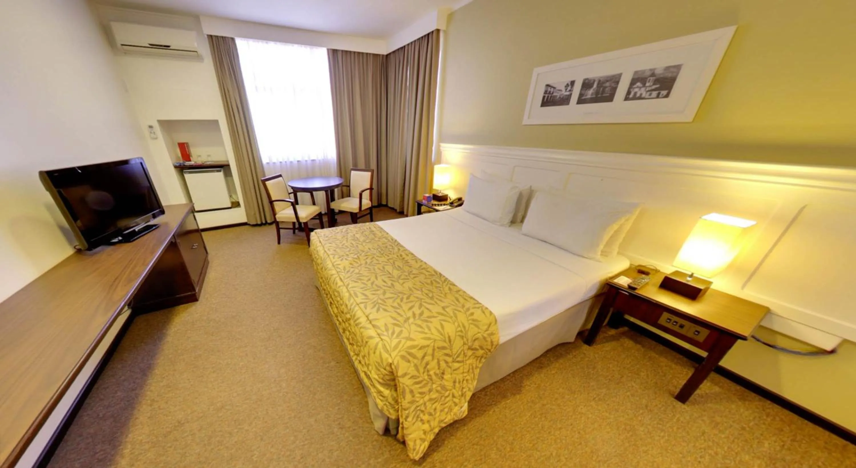 Bed in Marques Plaza Hotel