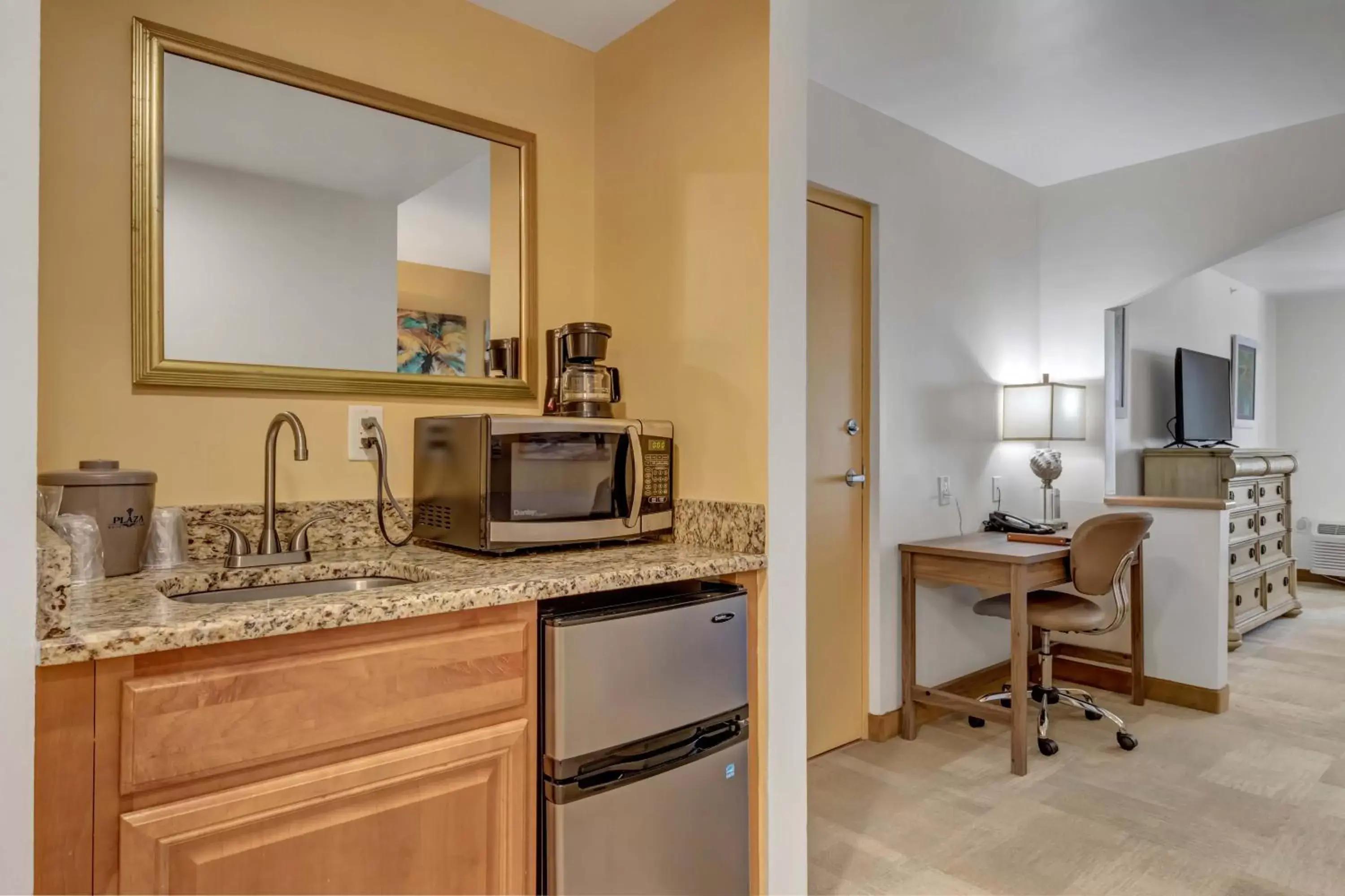 Kitchen/Kitchenette in Hutchinson Island Plaza Hotel & Suites