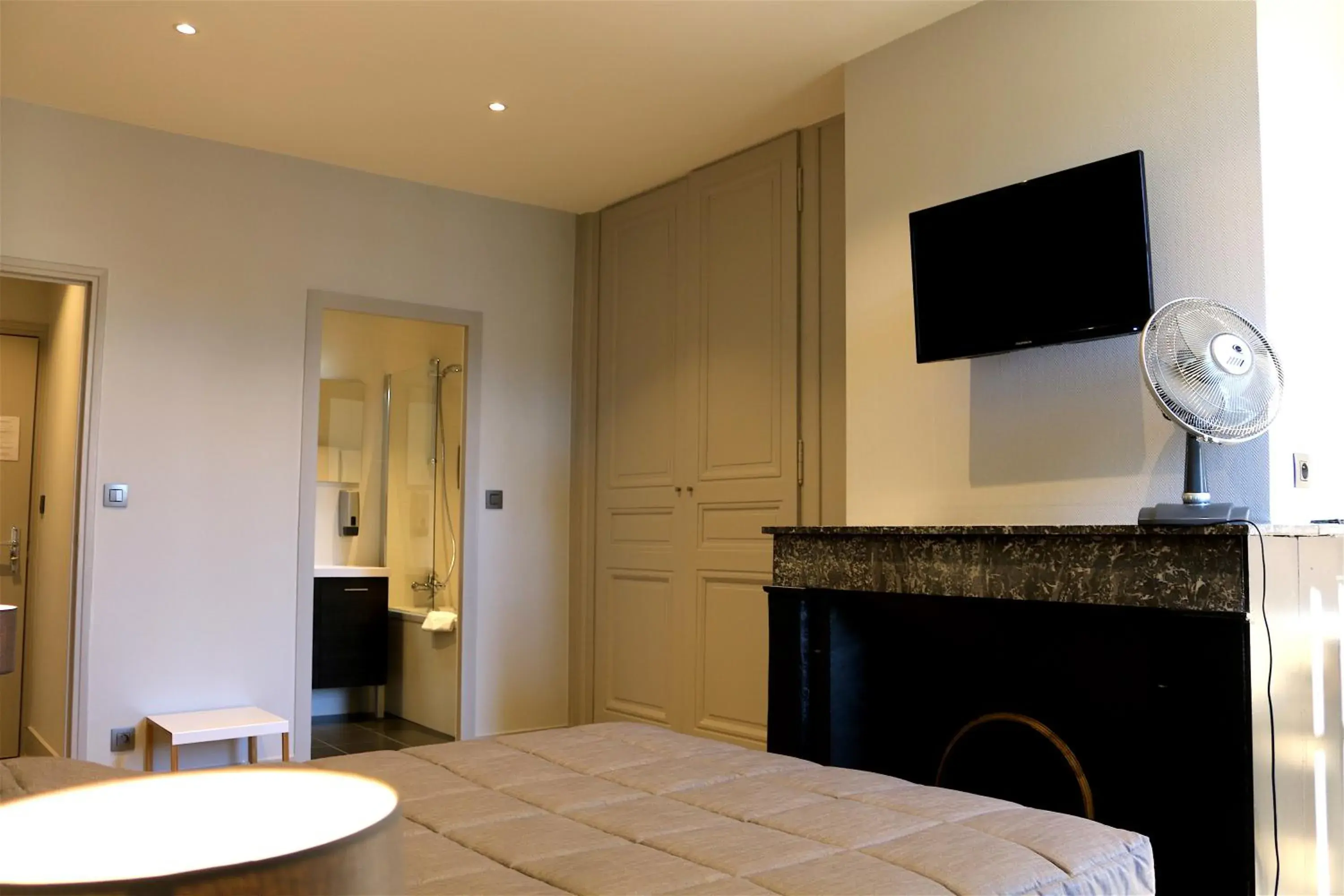 Photo of the whole room, TV/Entertainment Center in Hotel du Théatre