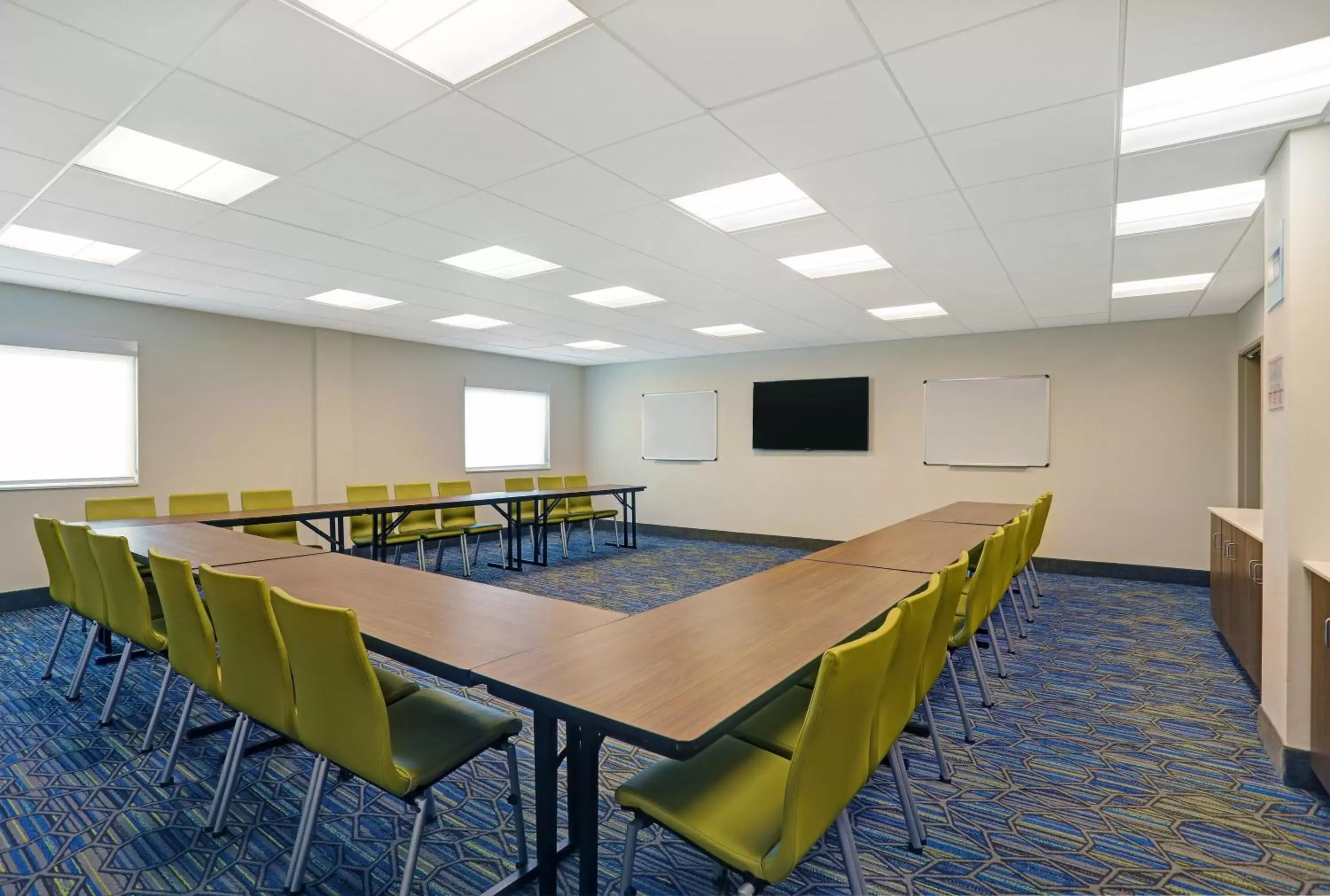 Meeting/conference room in Holiday Inn Express & Suites - Lenexa - Overland Park Area, an IHG Hotel