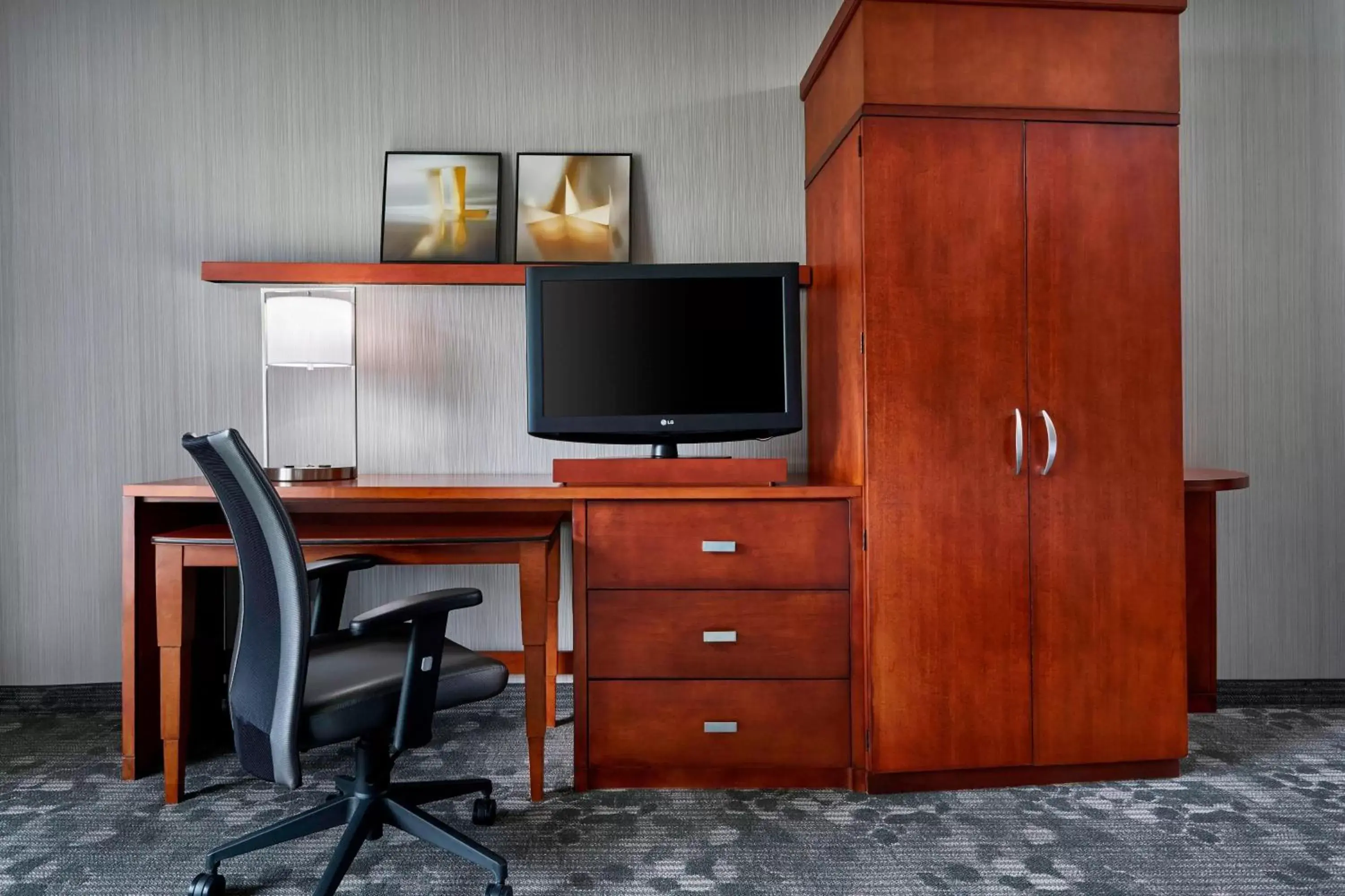 Photo of the whole room, TV/Entertainment Center in Courtyard By Marriott Baltimore BWI Airport