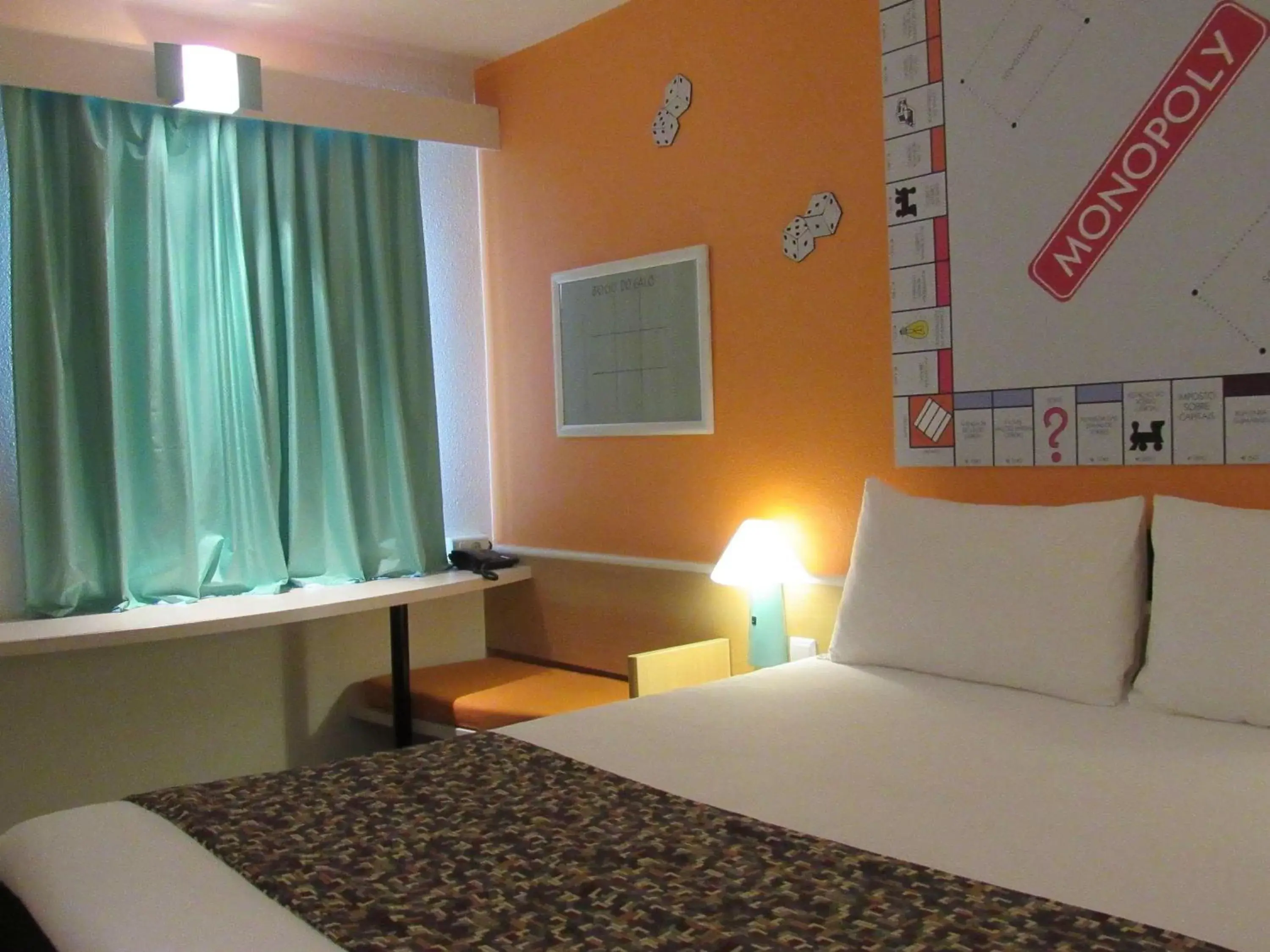 Photo of the whole room in Hotel Ibis Coimbra Centro