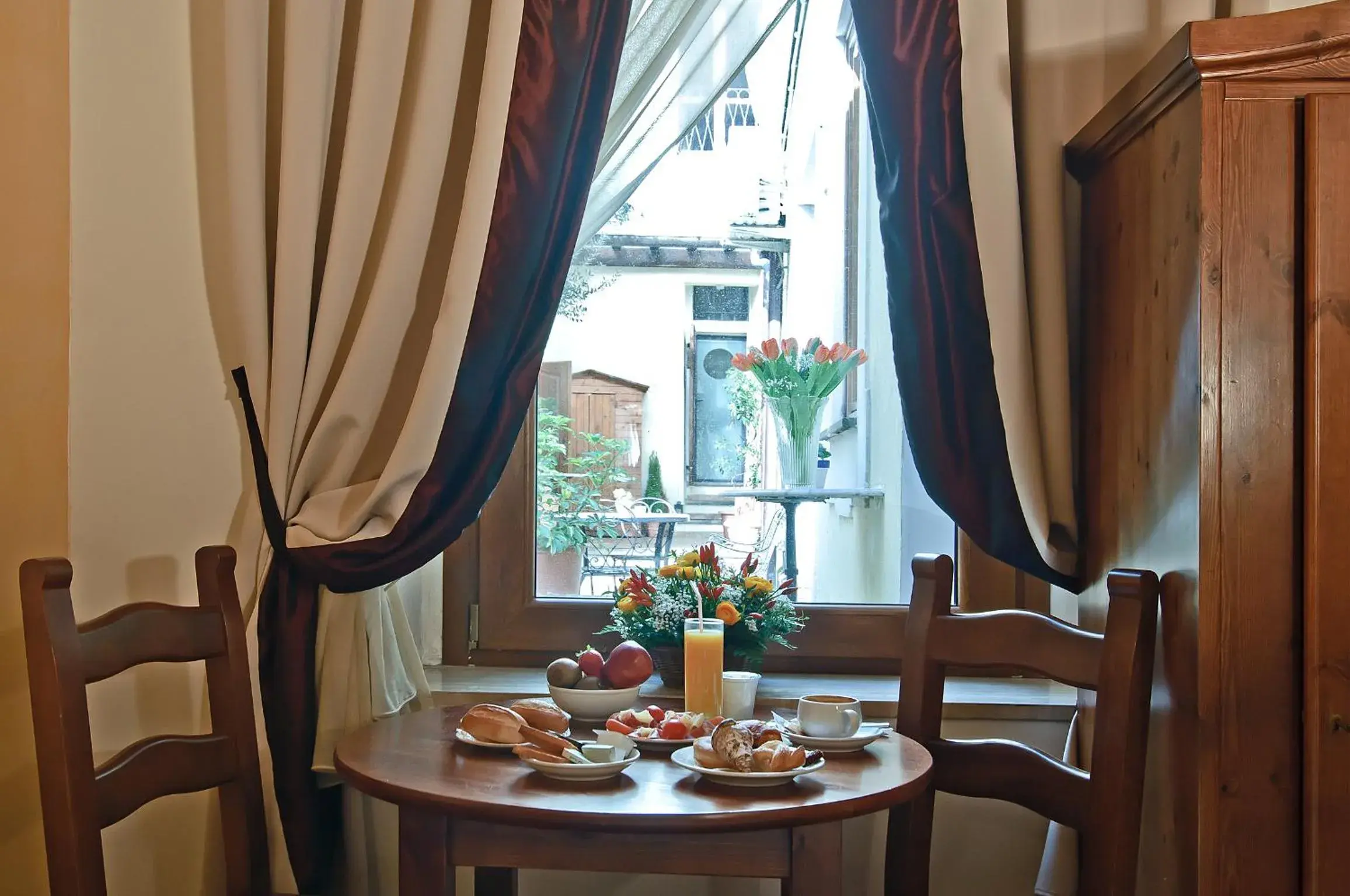 Decorative detail, Dining Area in Relais Le Clarisse