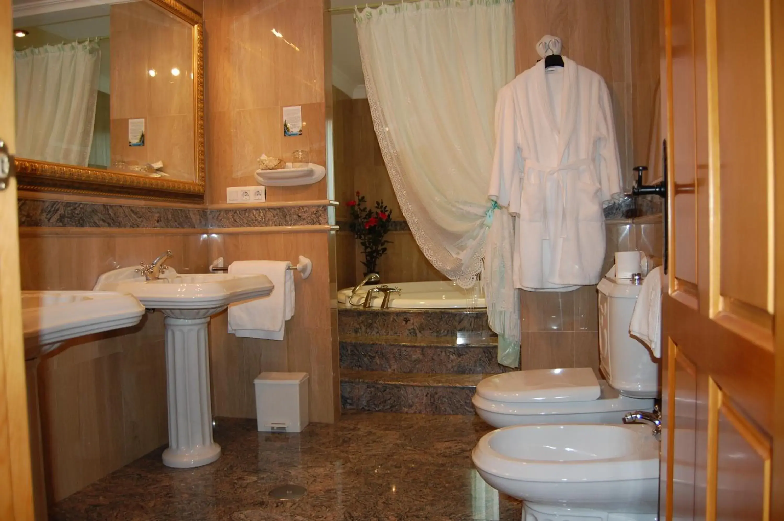 Toilet, Bathroom in Hotel Flor de la Mancha