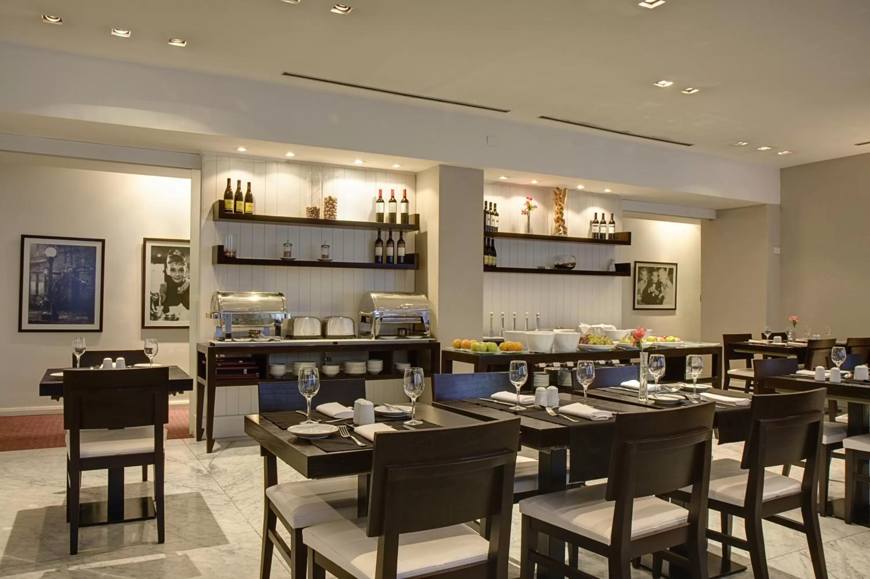 Restaurant/places to eat in Broadway Hotel & Suites