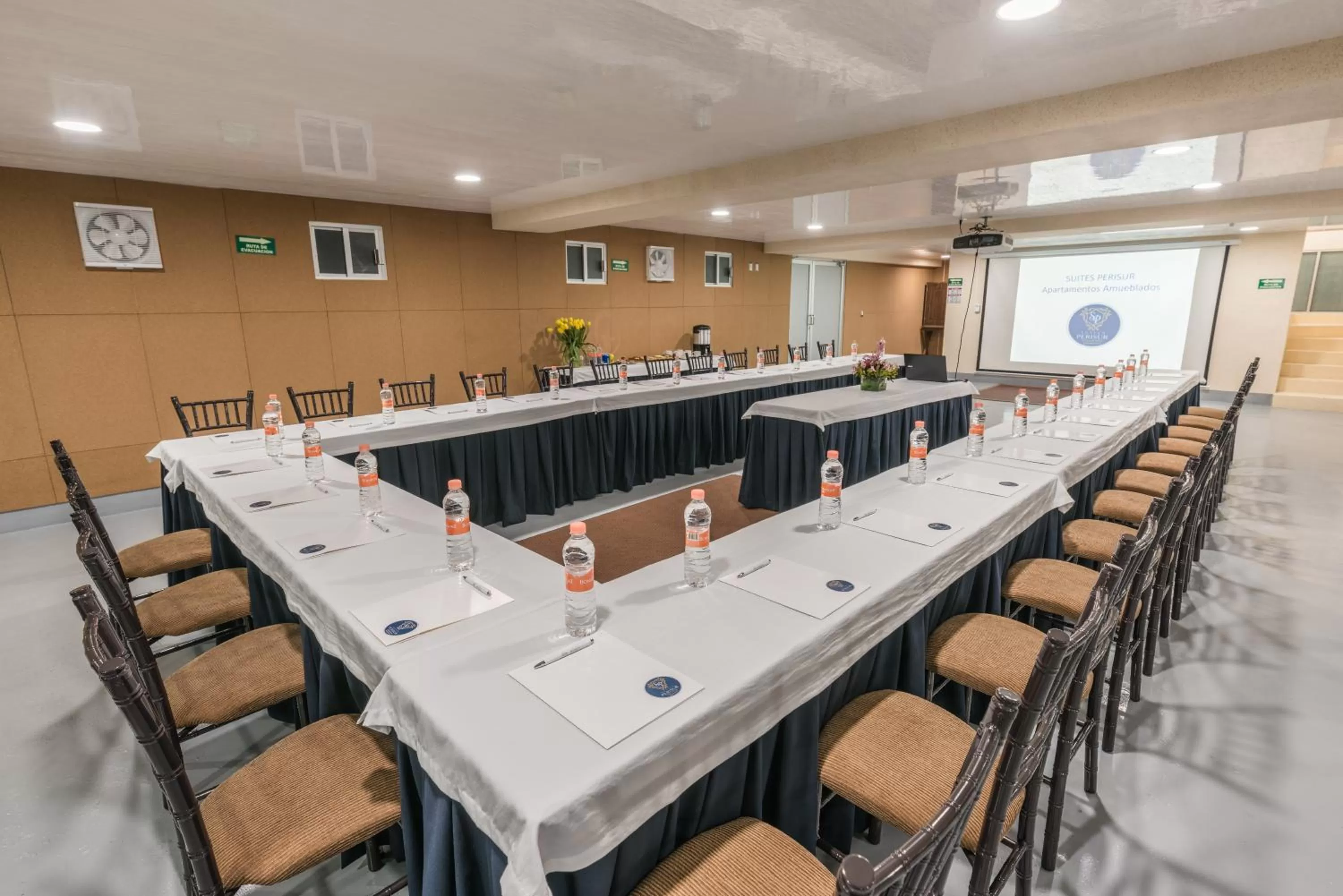 Communal lounge/ TV room in Suites Perisur Apartamentos Amueblados