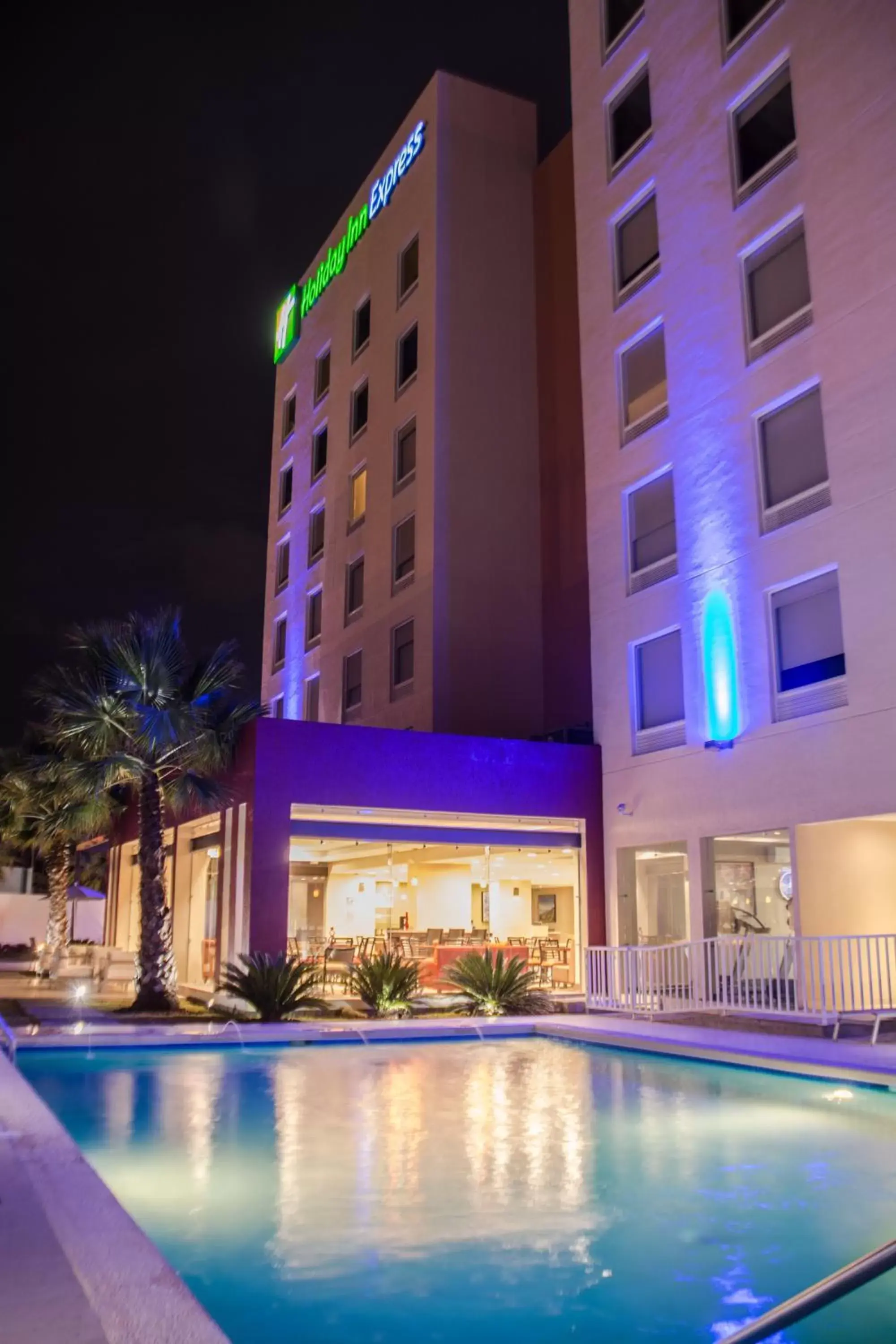 Swimming pool, Property Building in Holiday Inn Express Guadalajara Aeropuerto, an IHG Hotel