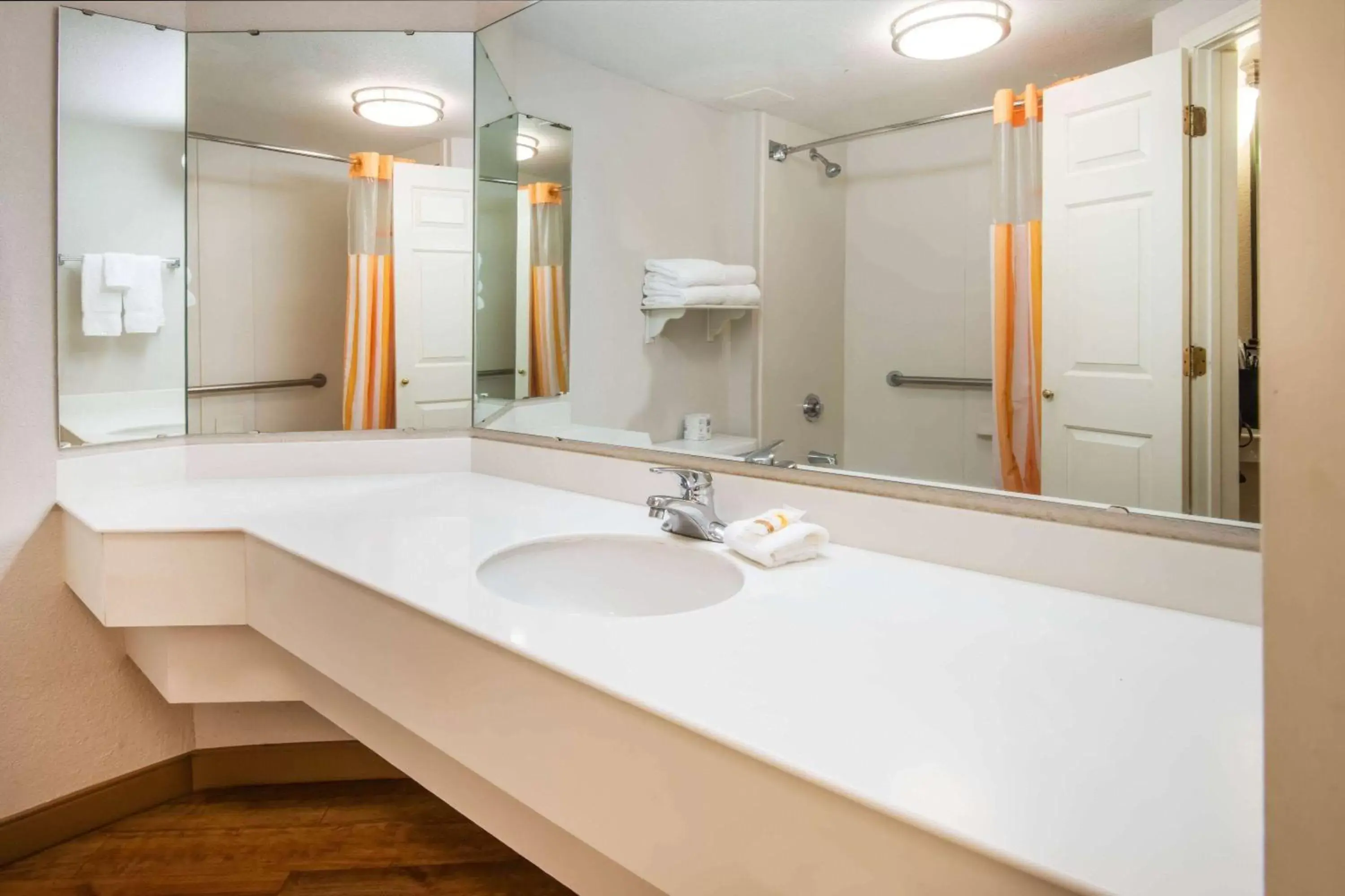 TV and multimedia, Bathroom in La Quinta by Wyndham Colorado Springs South Airport