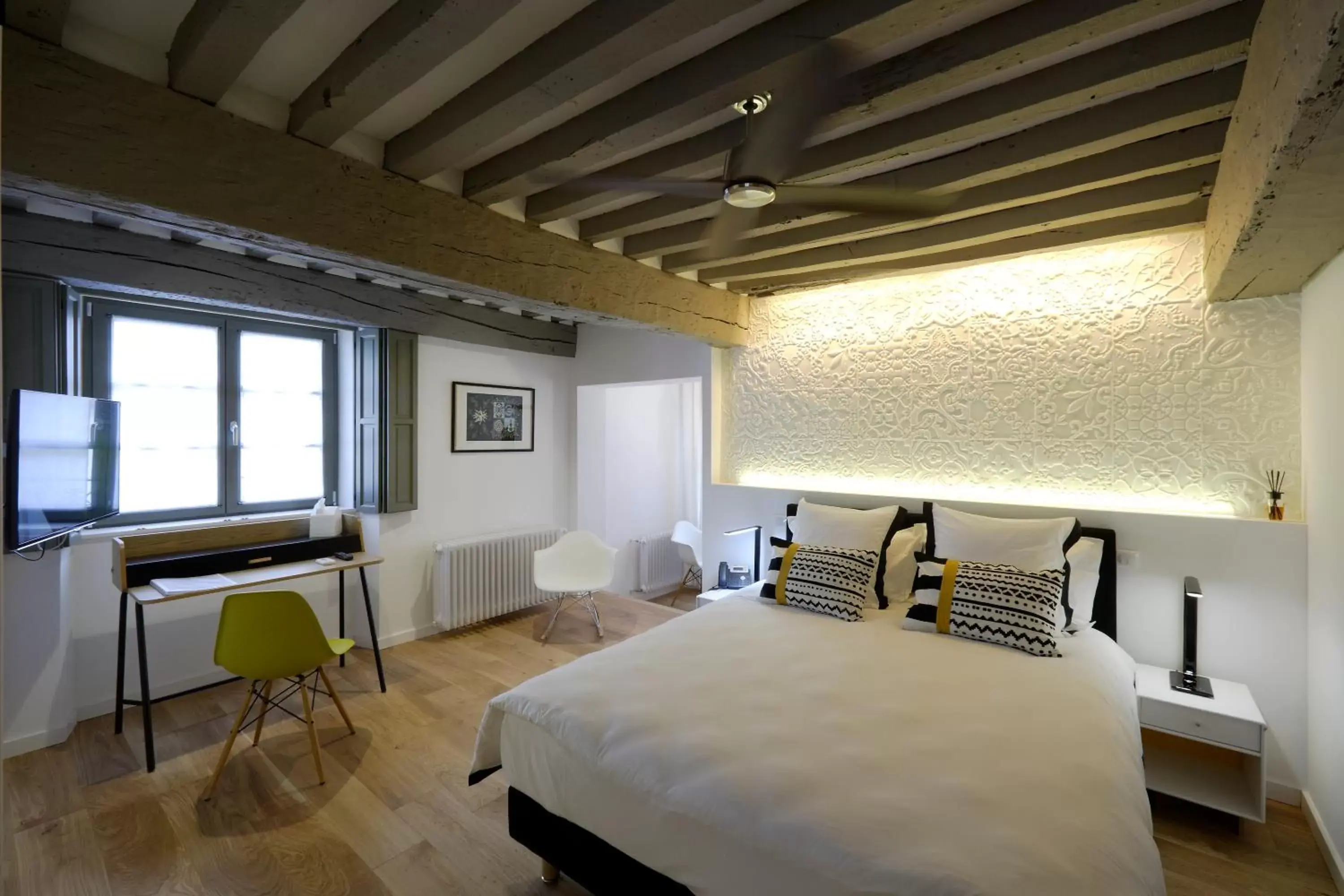 Photo of the whole room, Bed in Les Maisons du Pont