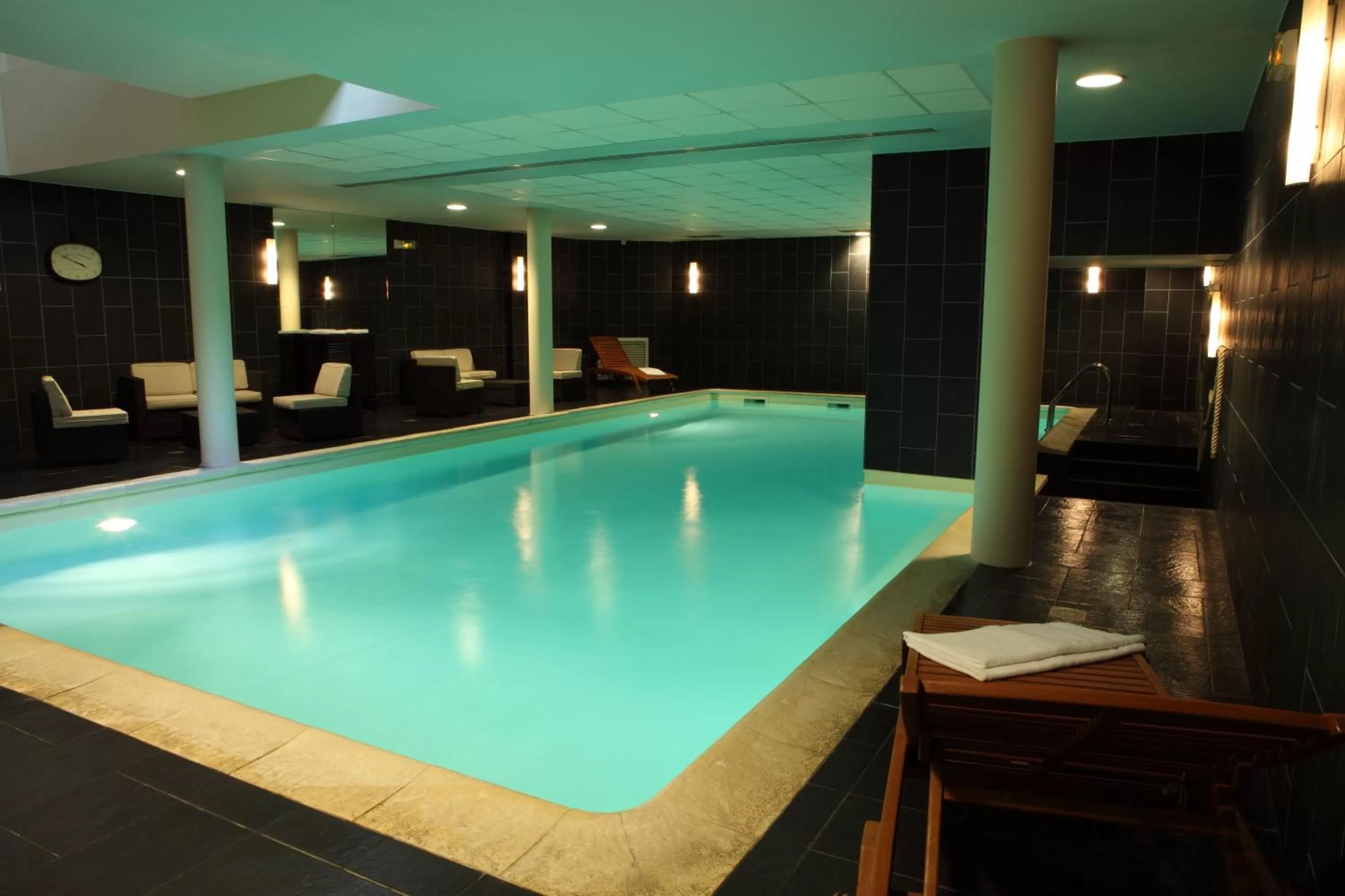 Swimming pool in Amiral Hôtel