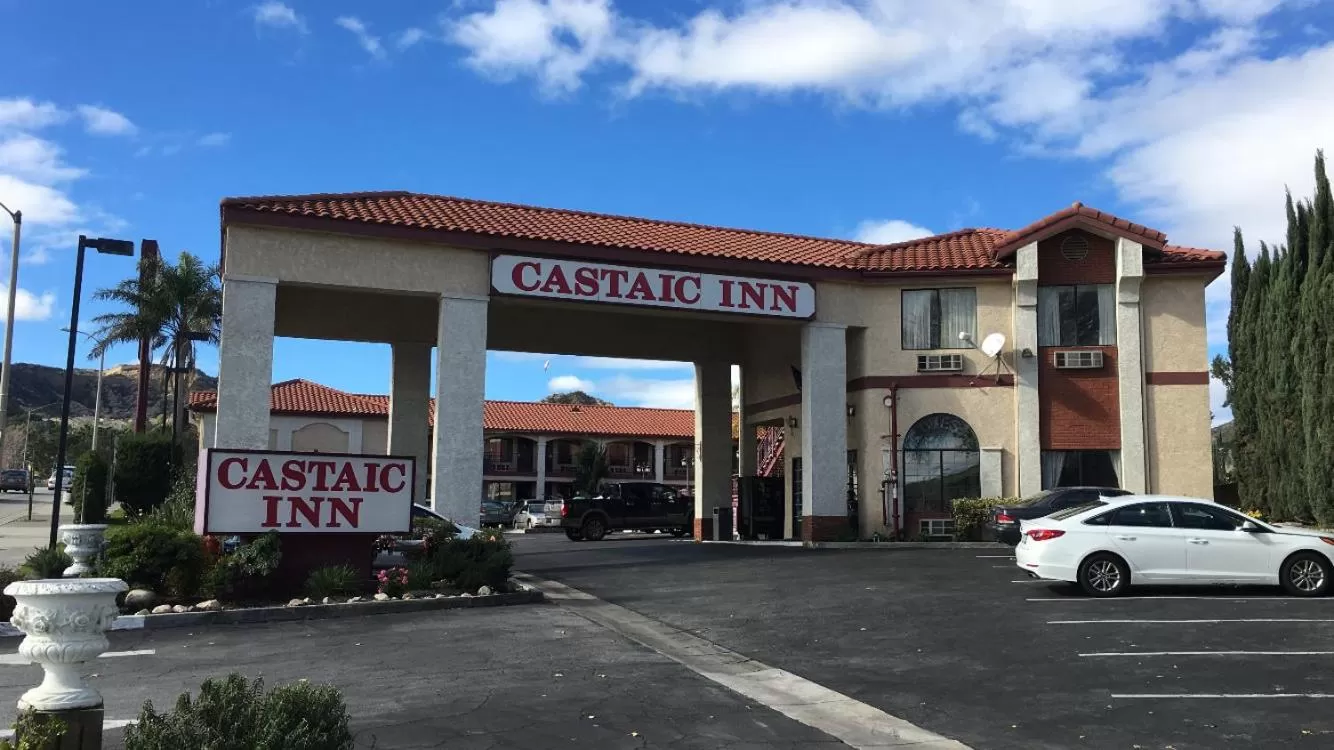 Property building in Castaic Inn Six Flags Valencia