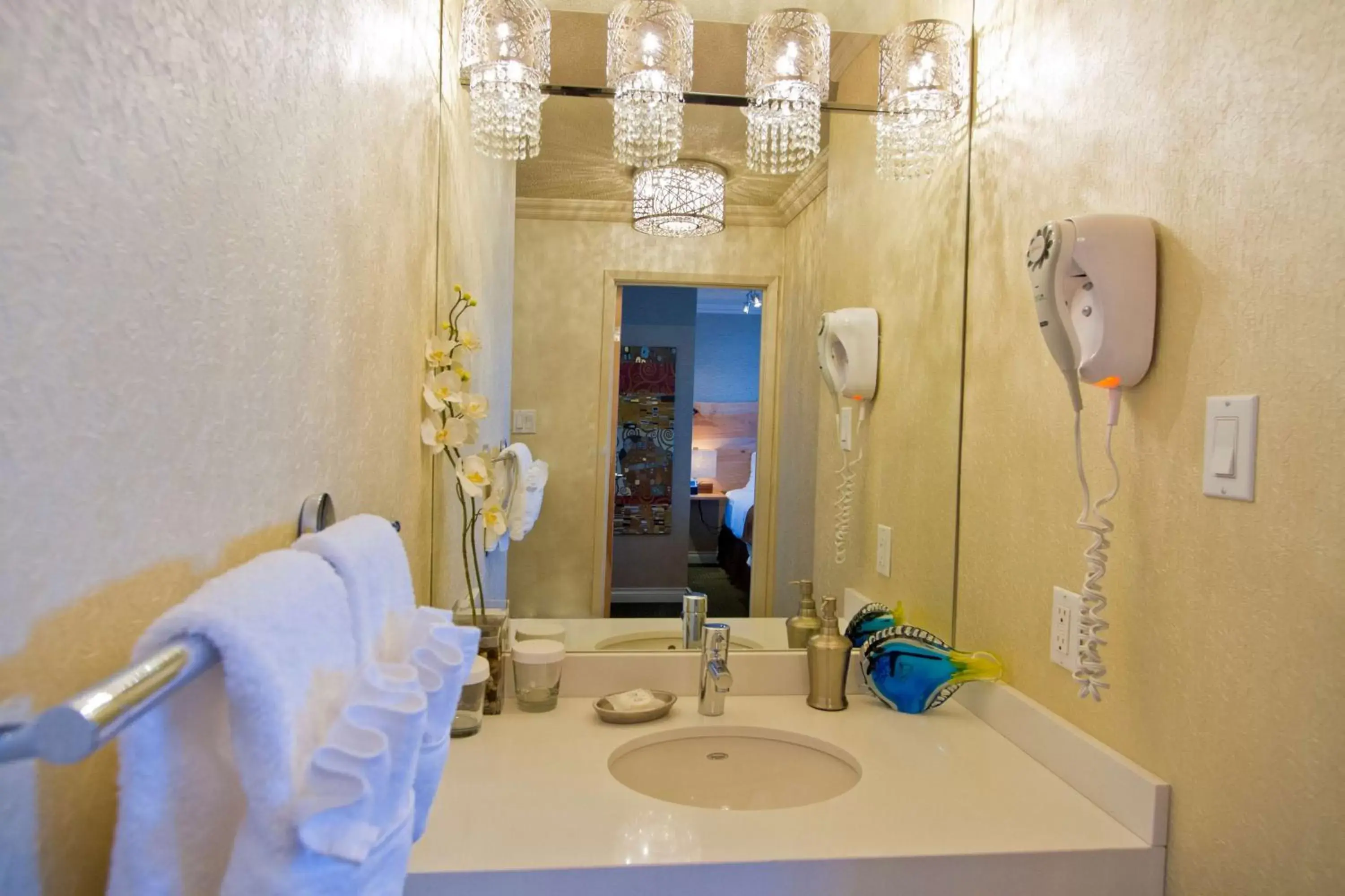 Photo of the whole room, Bathroom in Best Western PLUS Inner Harbour Hotel