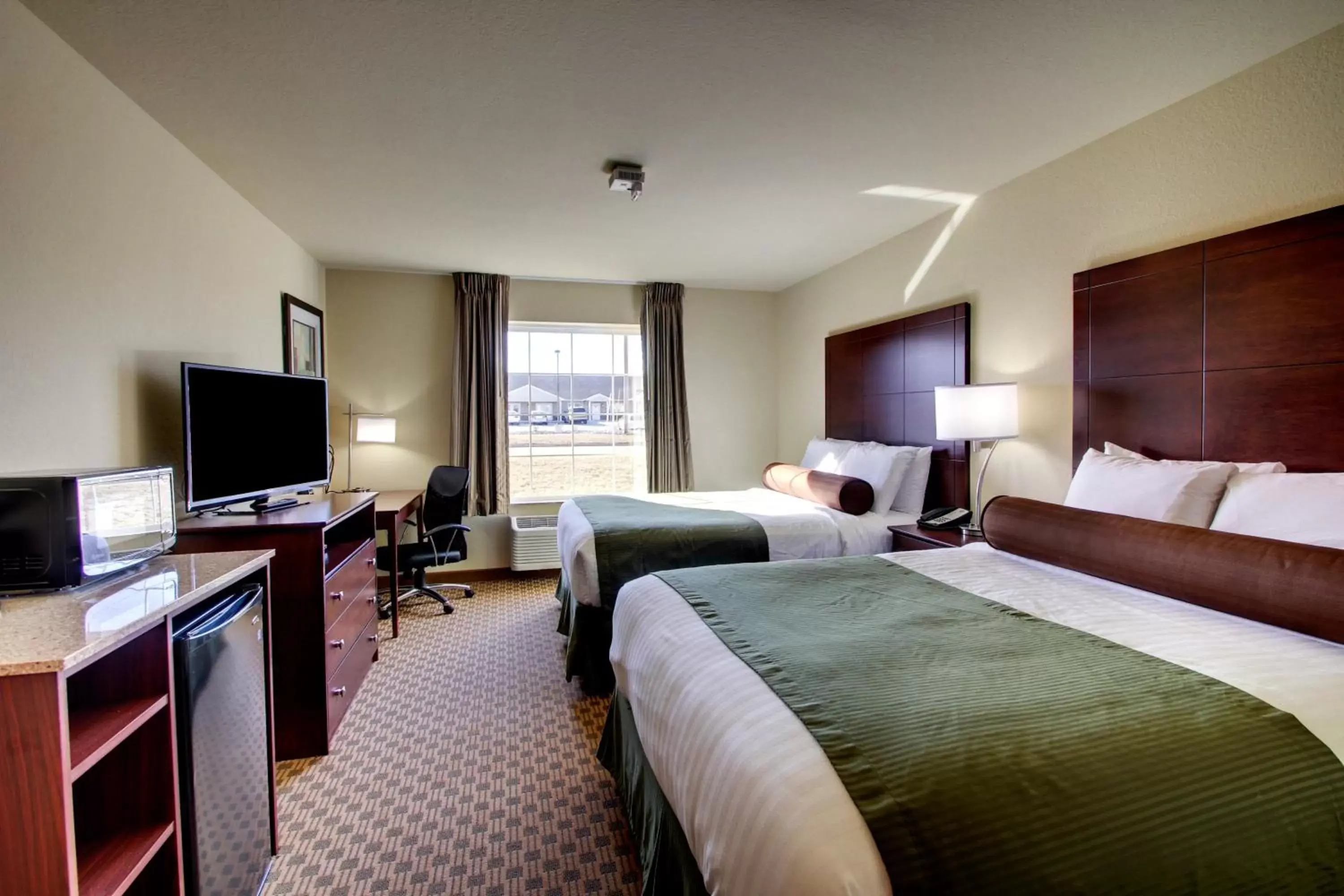 TV and multimedia, Bed in Cobblestone Hotel & Suites - Newton TV and multimedia, Bed in Cobblestone Hotel & Suites - Newton