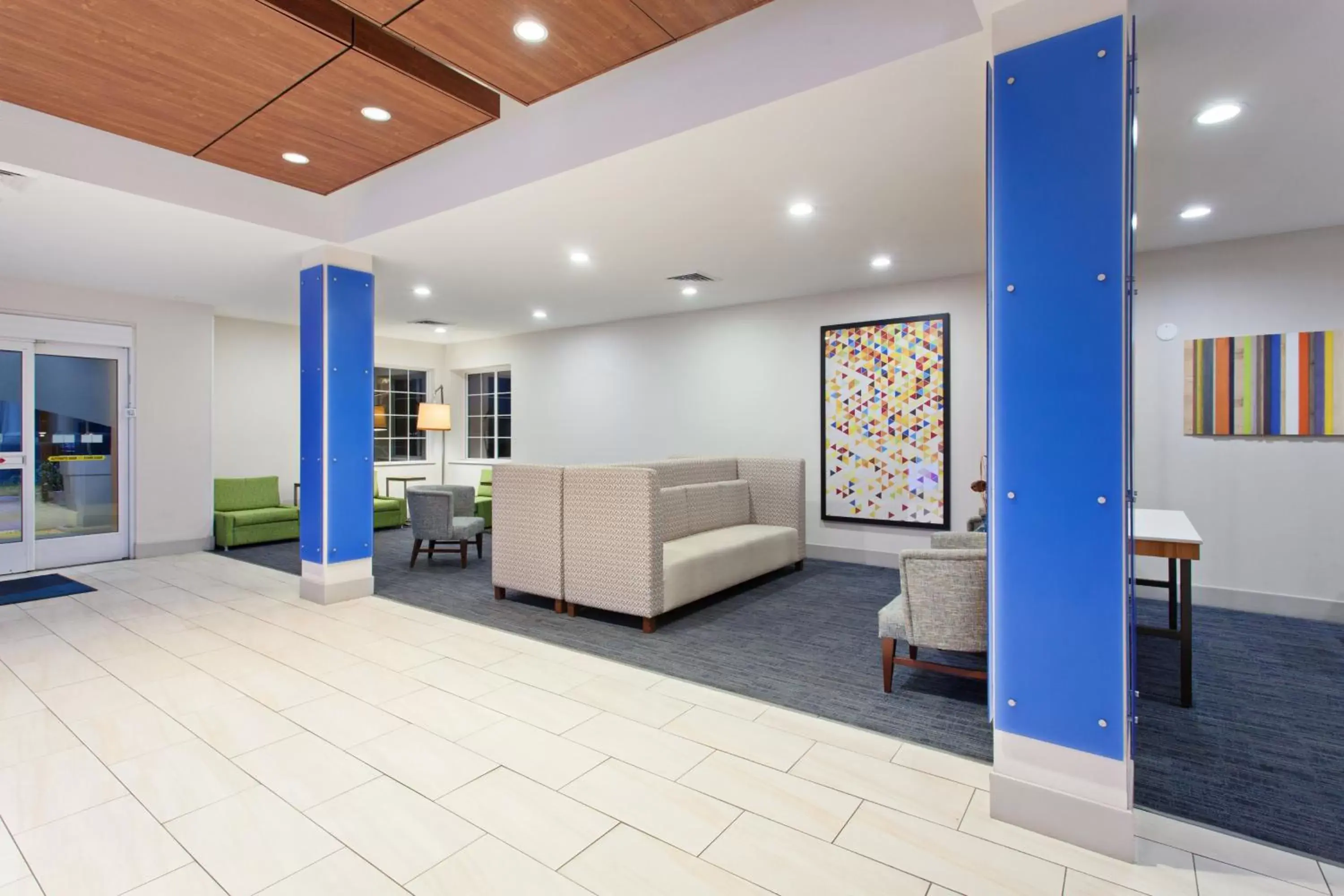 Property building, Lobby/Reception in Holiday Inn Express & Suites Corona, an IHG Hotel