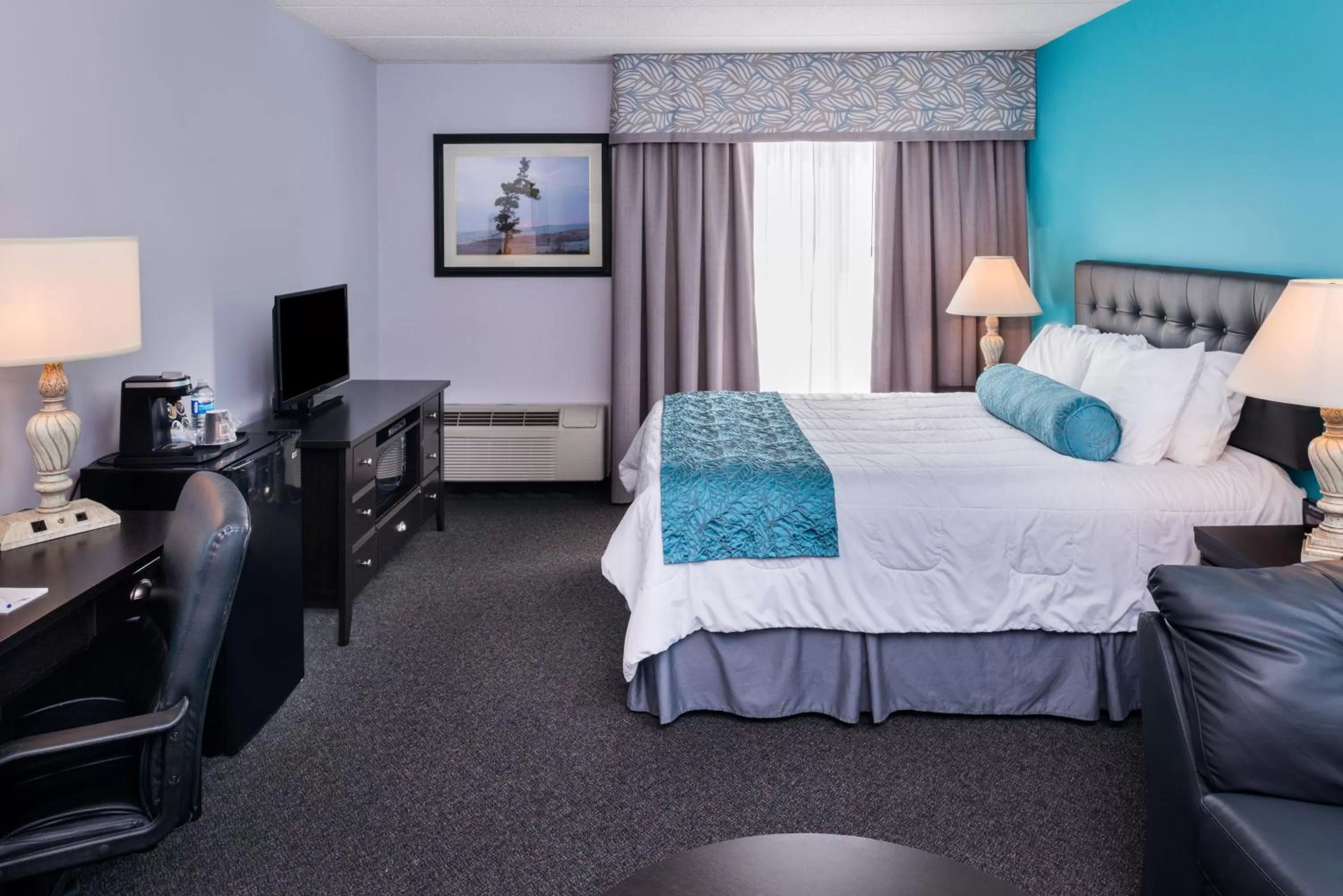 Deluxe Queen Room in Days Inn by Wyndham Sudbury & Conference Centre