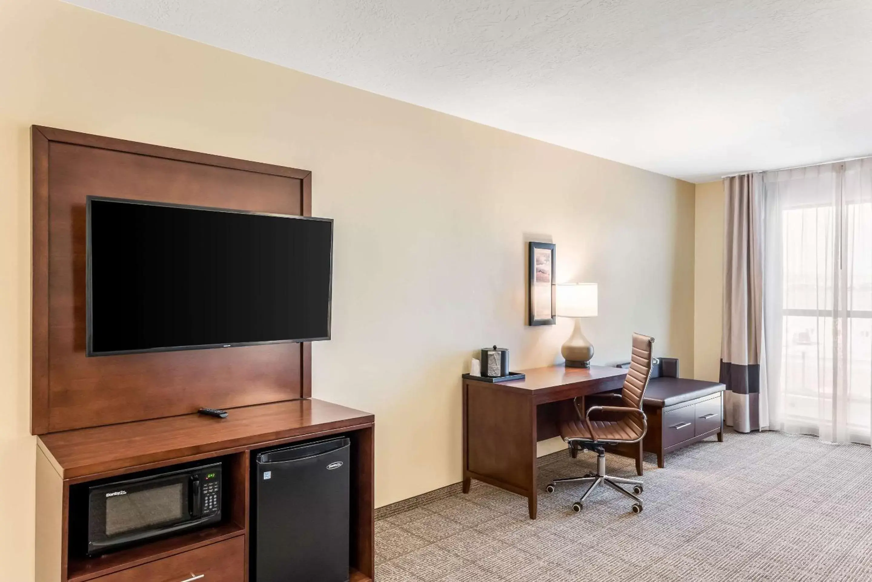 Photo of the whole room, TV/Entertainment Center in Comfort Inn & Suites Zion Park Area
