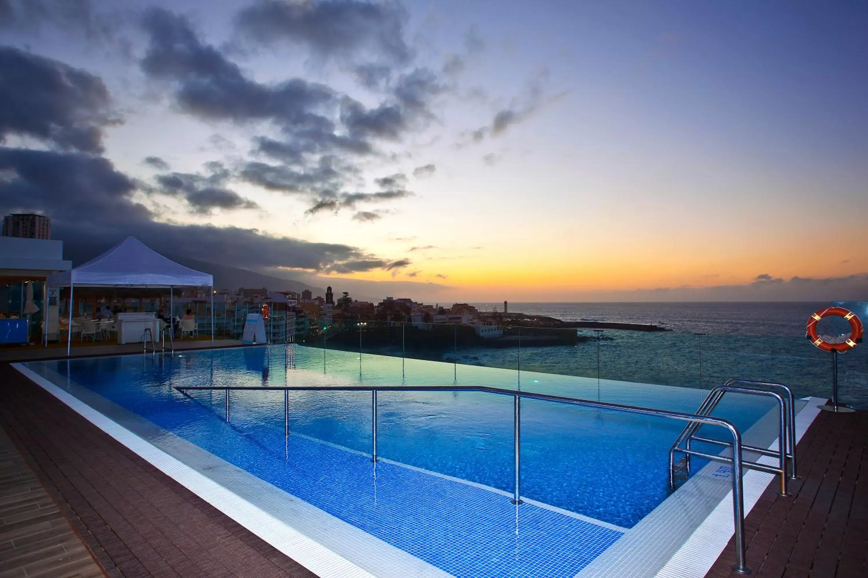 Swimming Pool in Hotel Vallemar