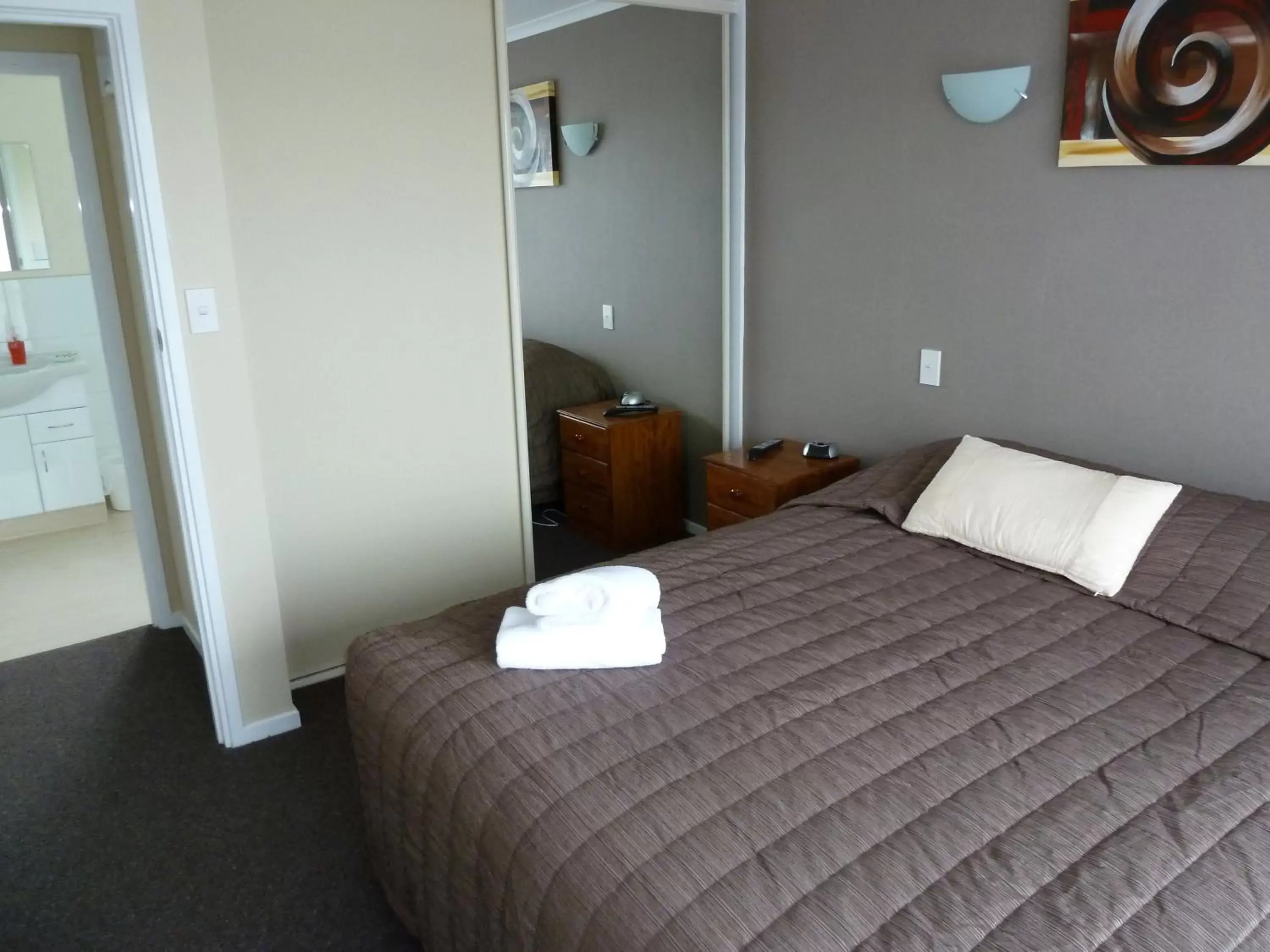 Bedroom, Bed in Monarch Motel Bedroom, Bed in Monarch Motel