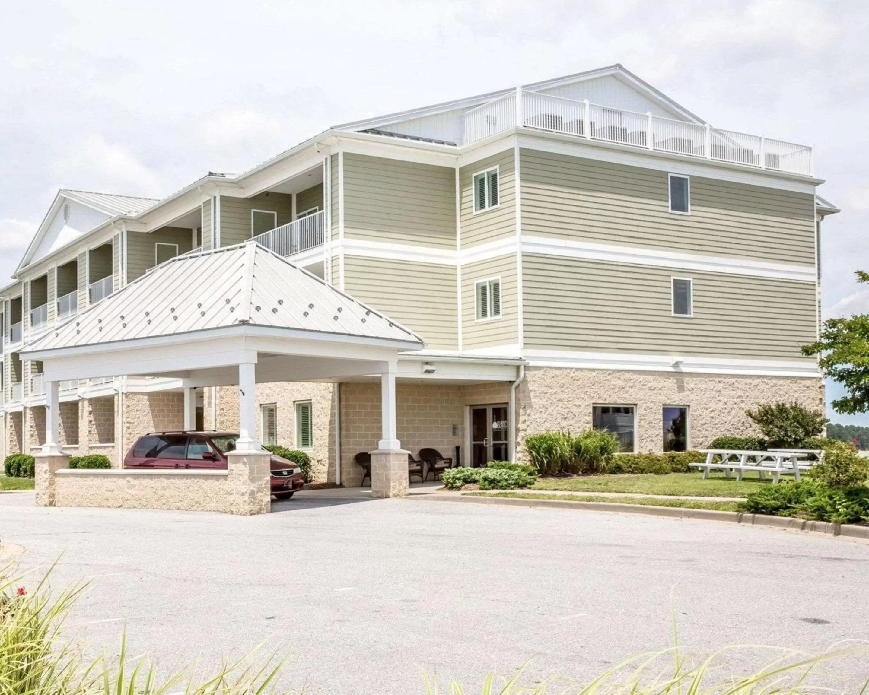 Property Building in Island Inn & Suites, Ascend Hotel Collection