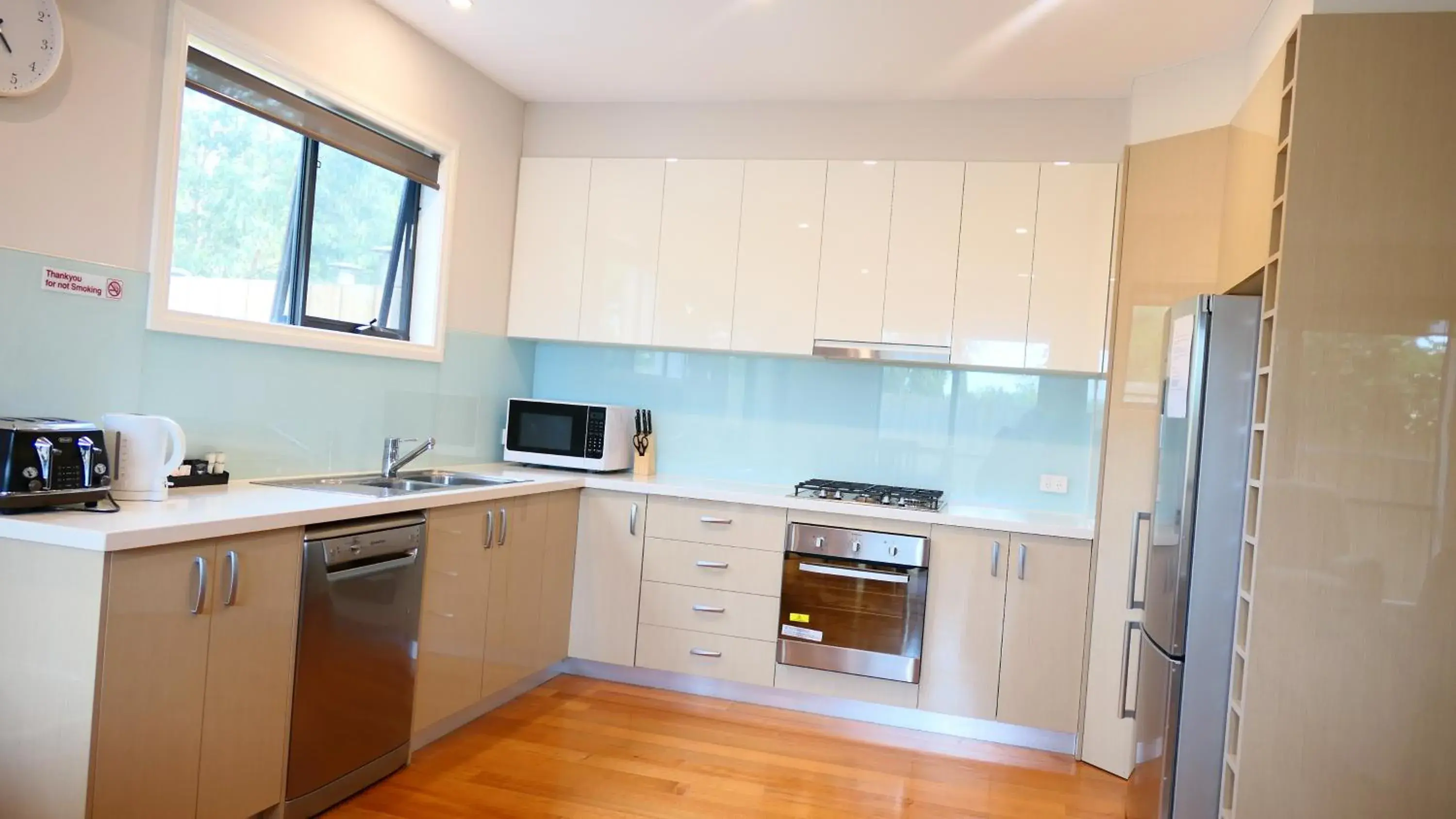 Kitchen/Kitchenette in Apollo Bay Seal Apartments