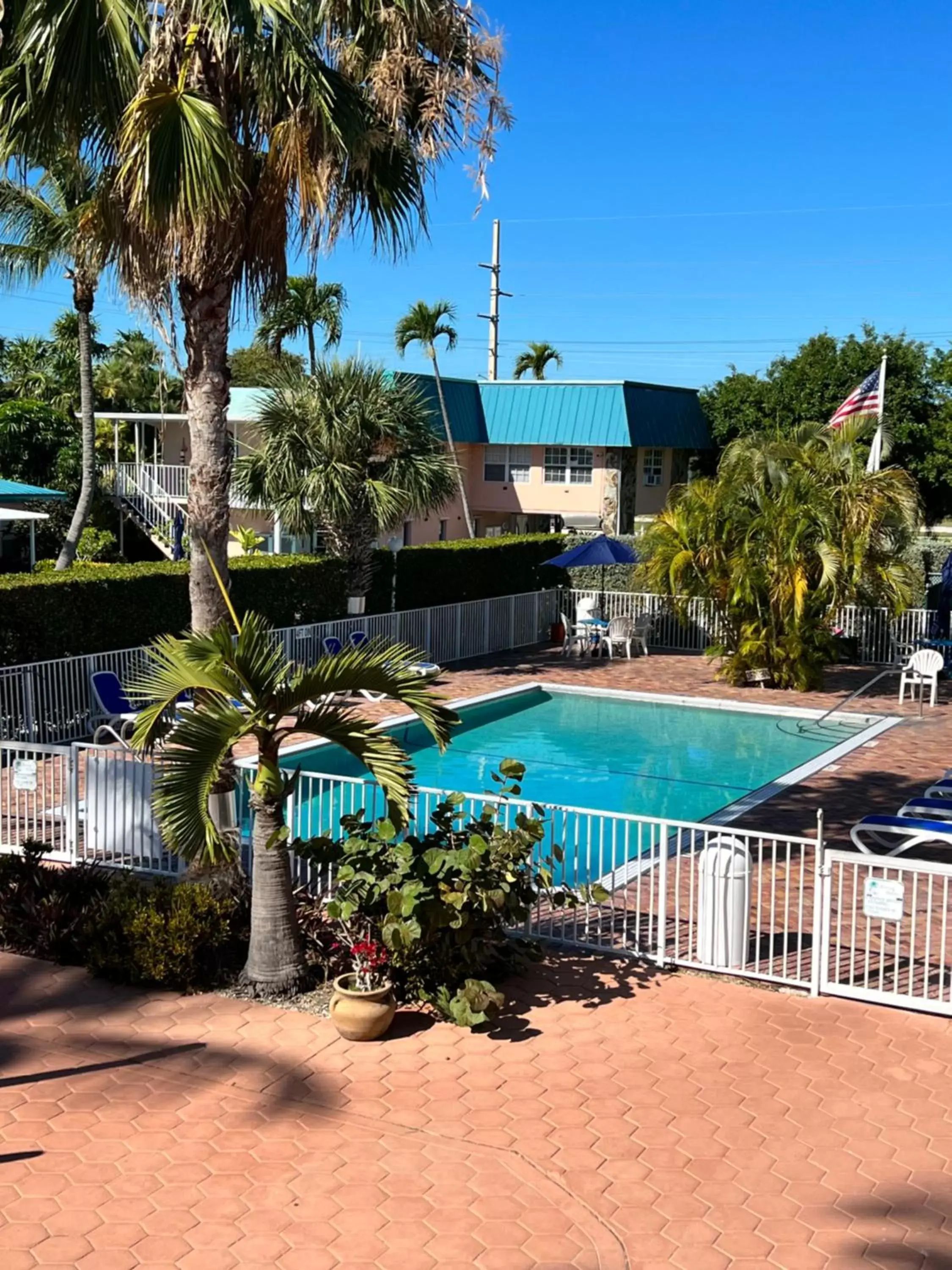 Swimming Pool in Breezy Palms Resort