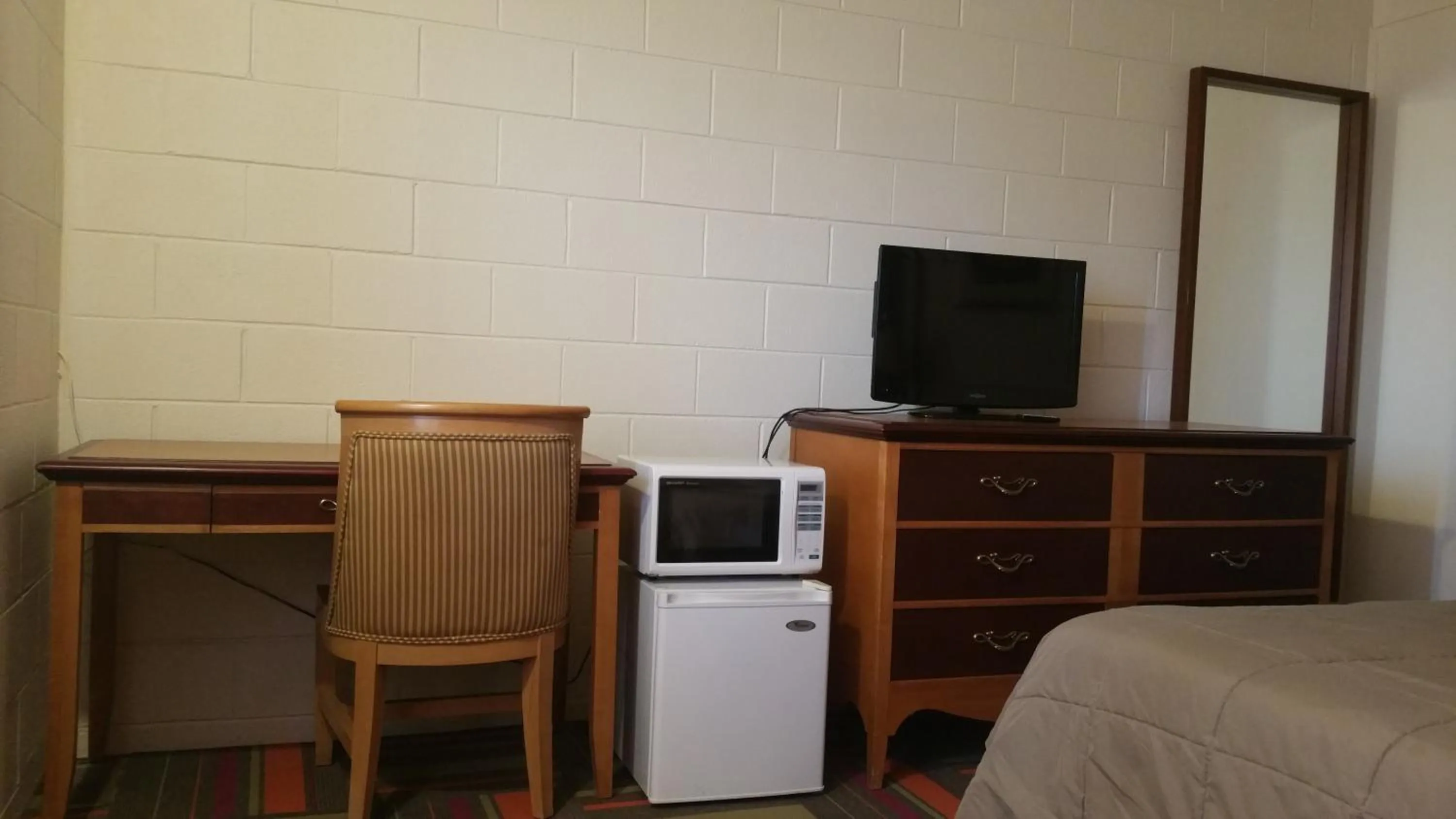 Bed in Thunder Bird Motel