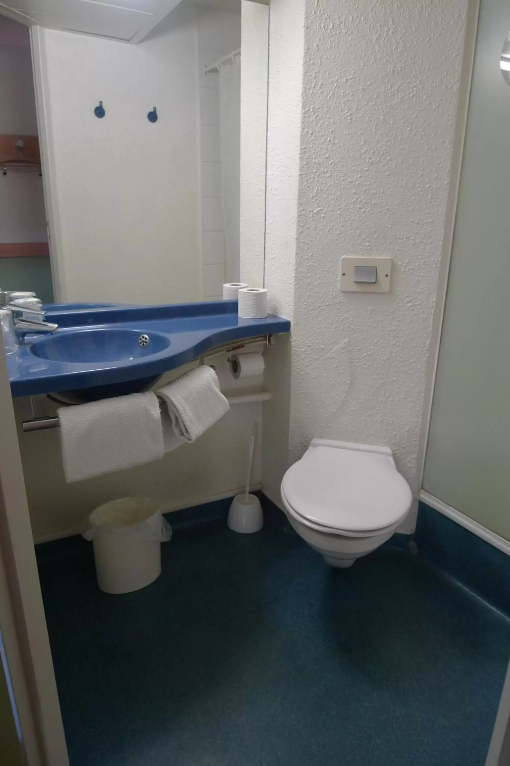 Bathroom in ibis budget Narbonne Sud A9/A61