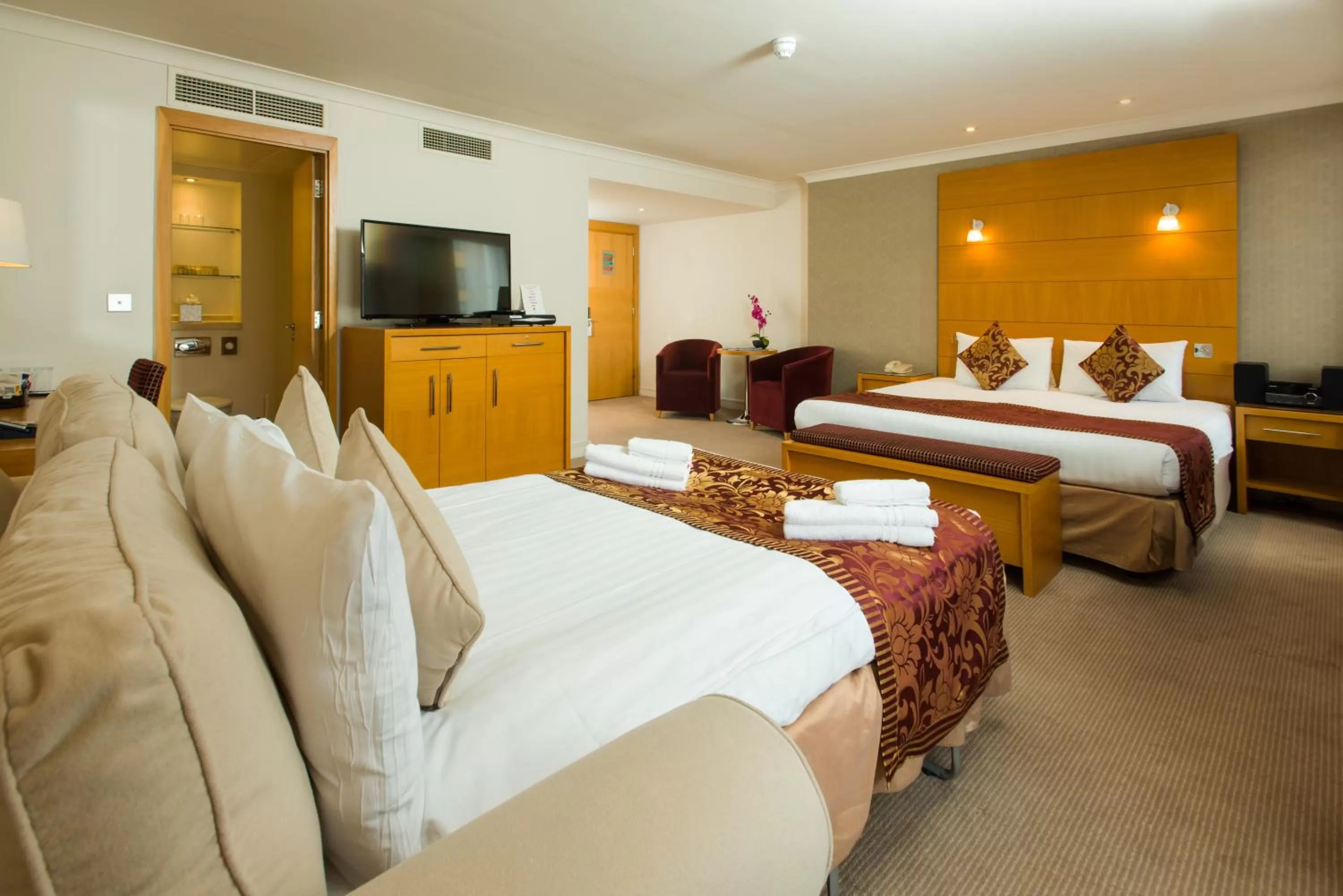 Seating area, Bed in The Park City Grand Plaza Kensington Hotel