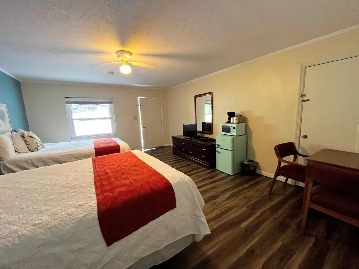 Bed in Meadowlark Motel with Restaurant & Bar