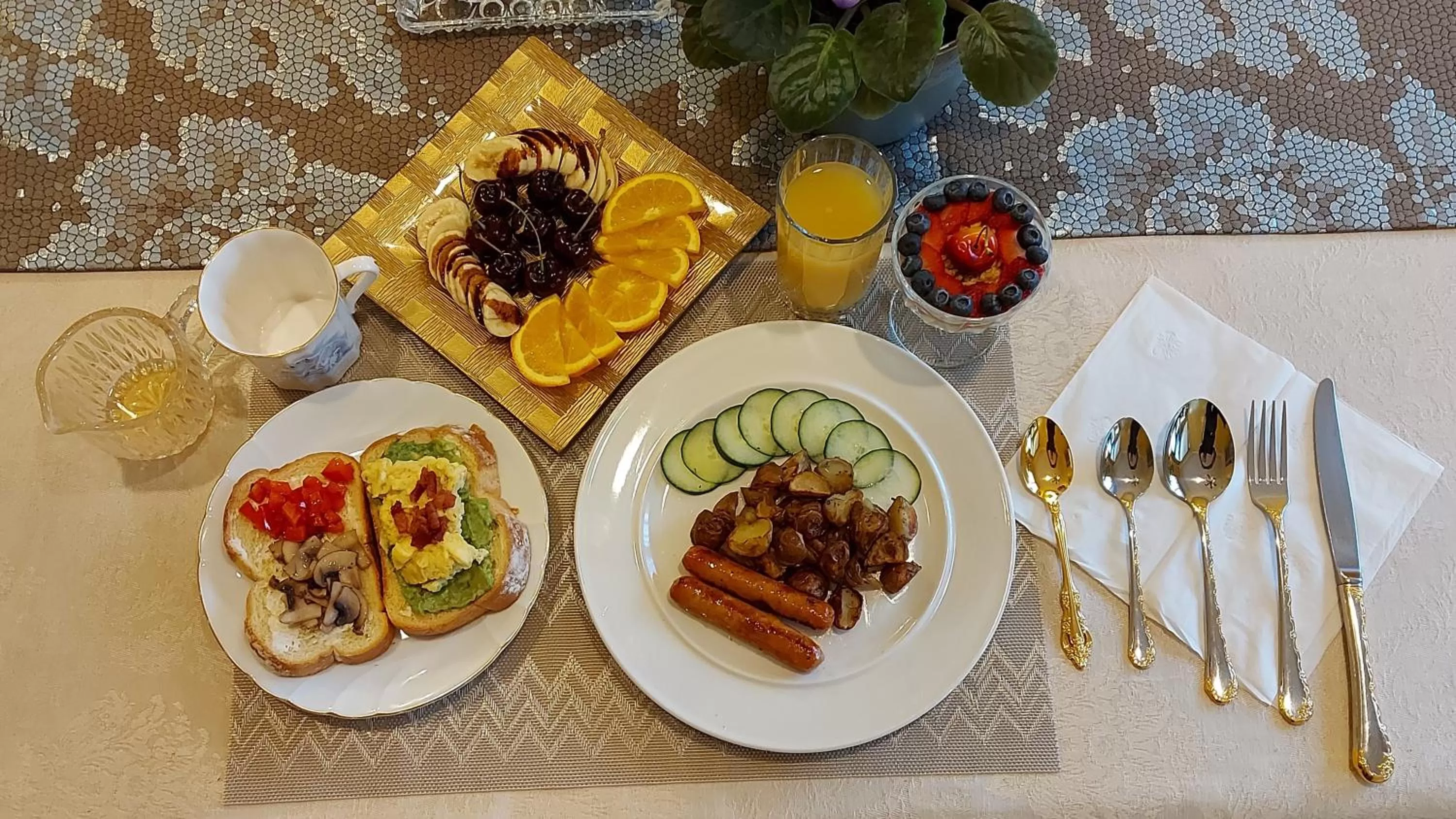 Breakfast in Summer Express Kelowna B&B - Villa Bellissimo Fran-Talia