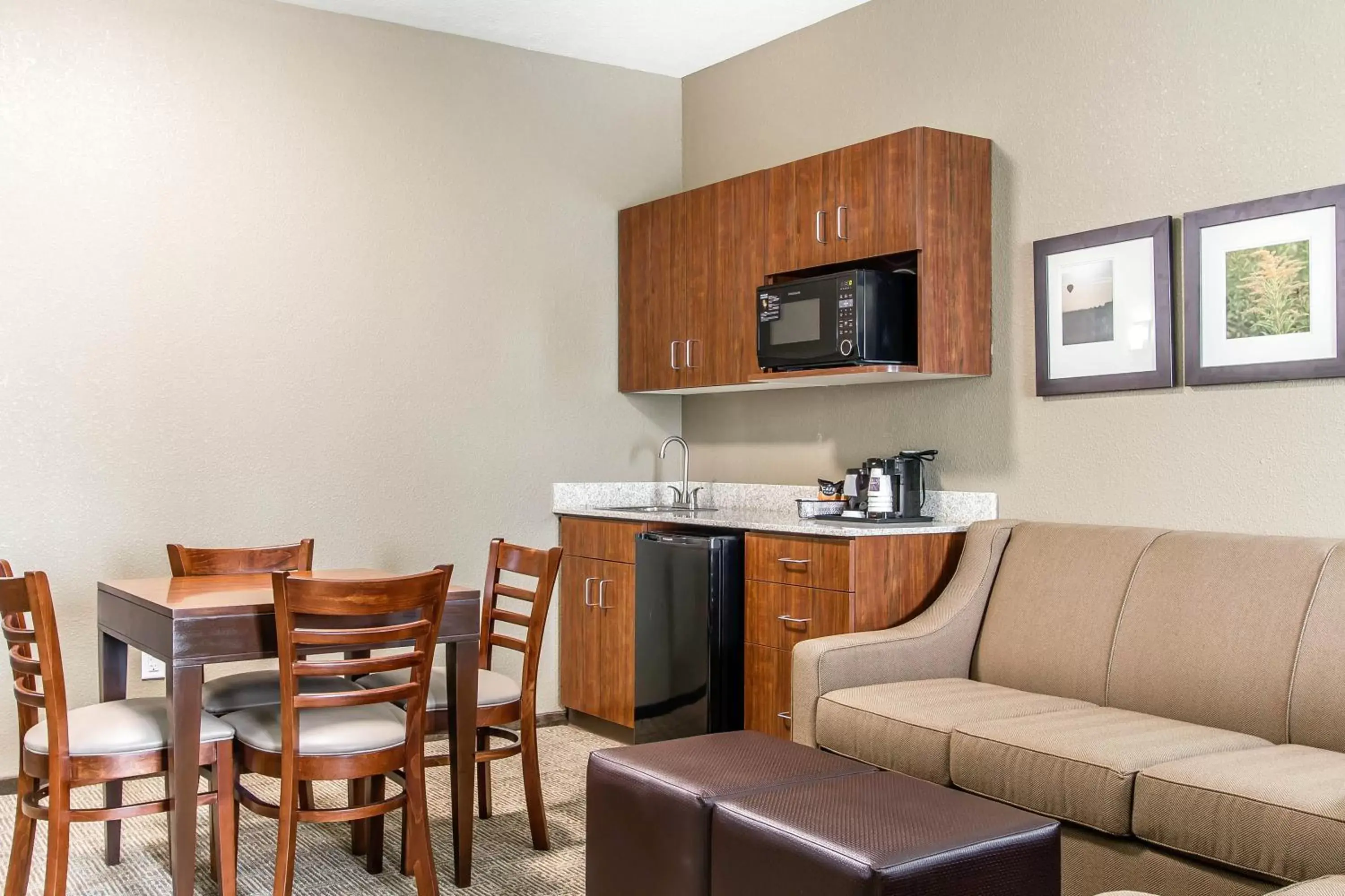 Photo of the whole room, Seating Area in Comfort Suites West Omaha