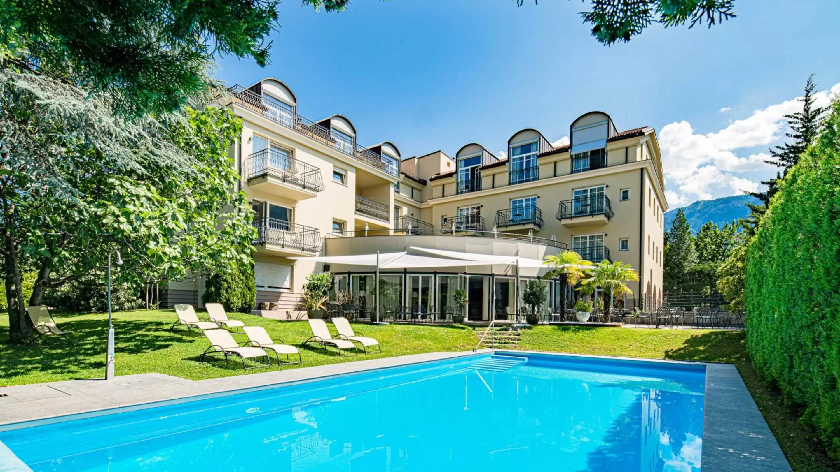 Property building, Swimming Pool in Hotel Villa Laurus