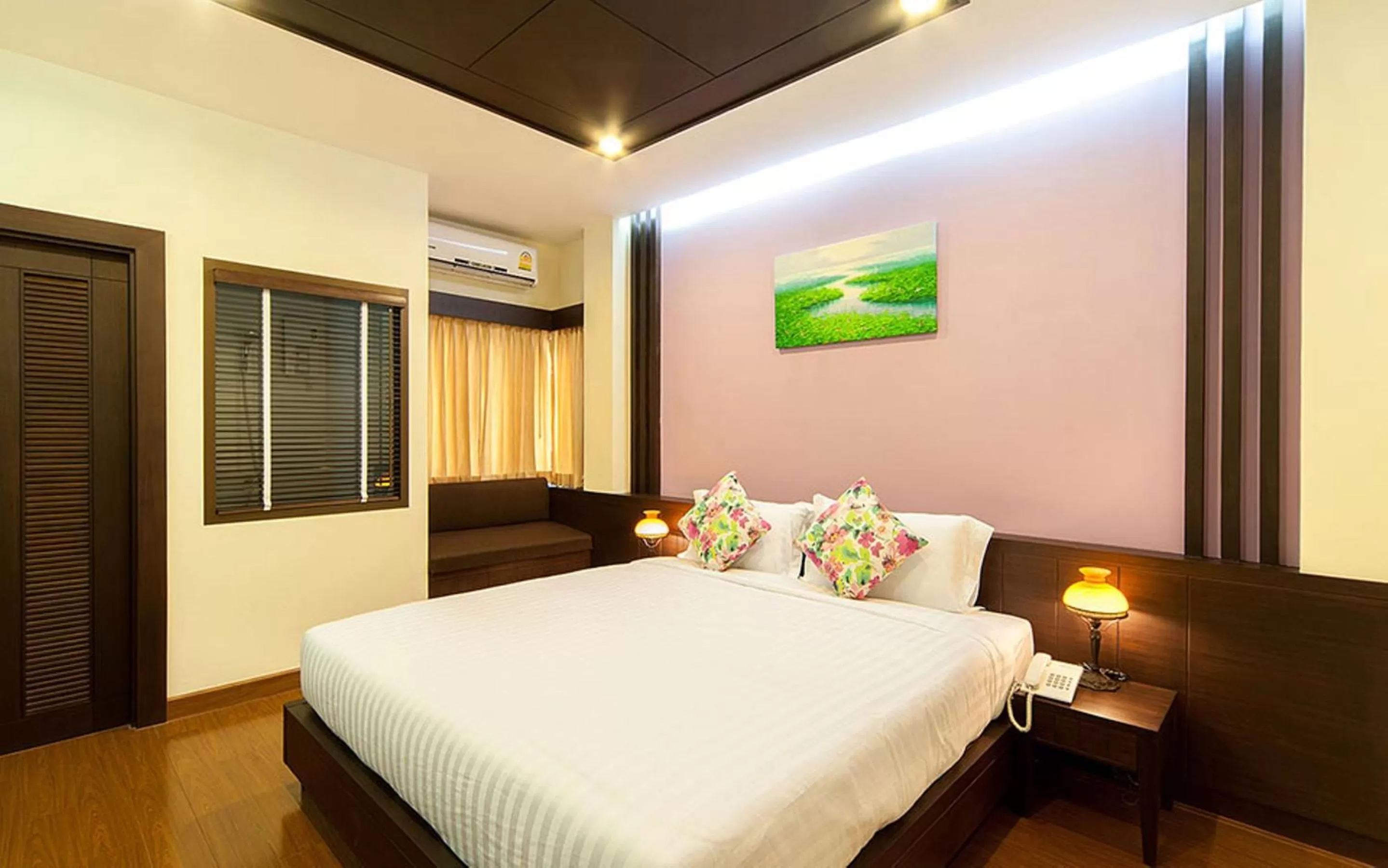 Photo of the whole room, Bed in Tara Place Hotel Bangkok