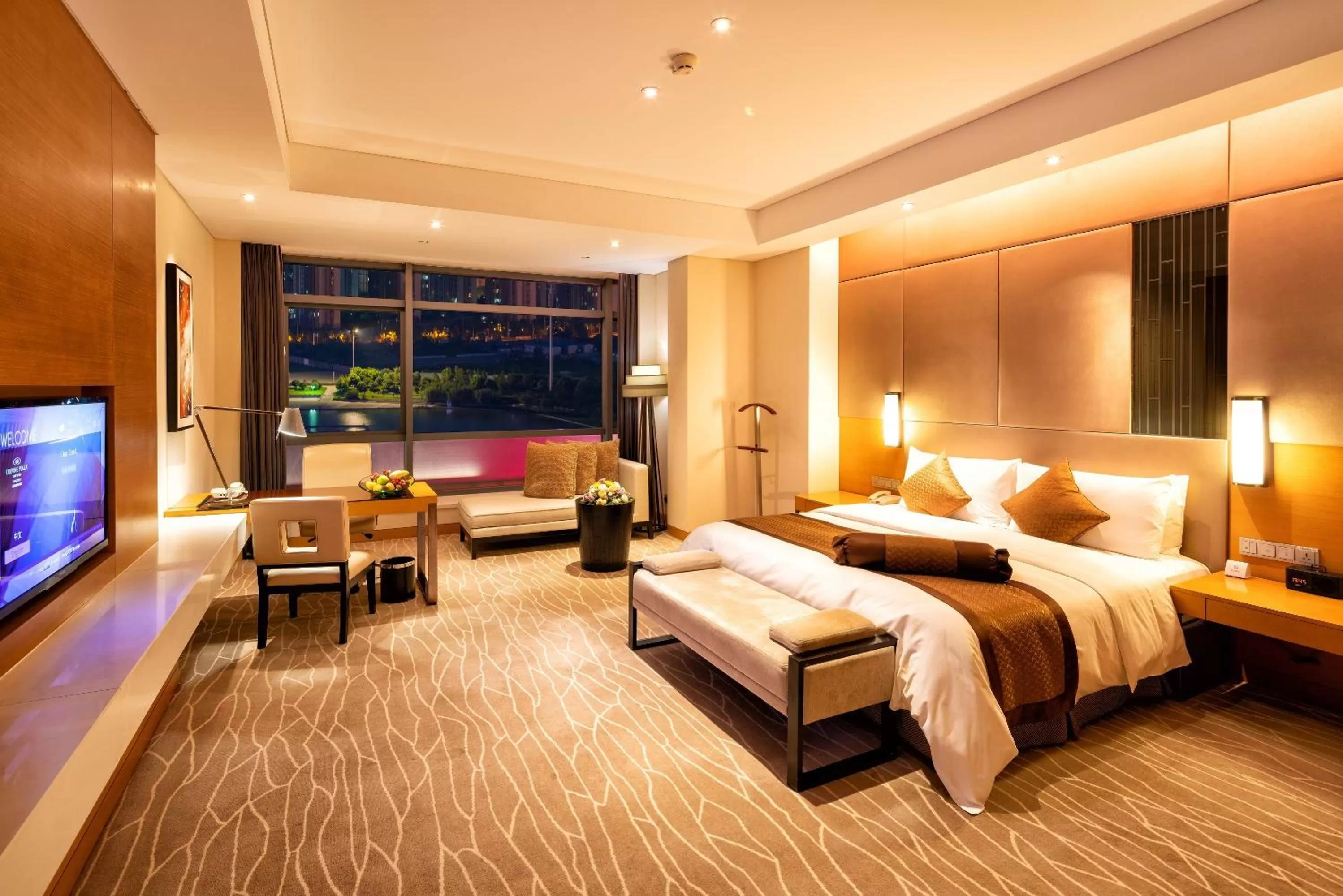 Photo of the whole room, Bed in Crowne Plaza Yangzhou by IHG