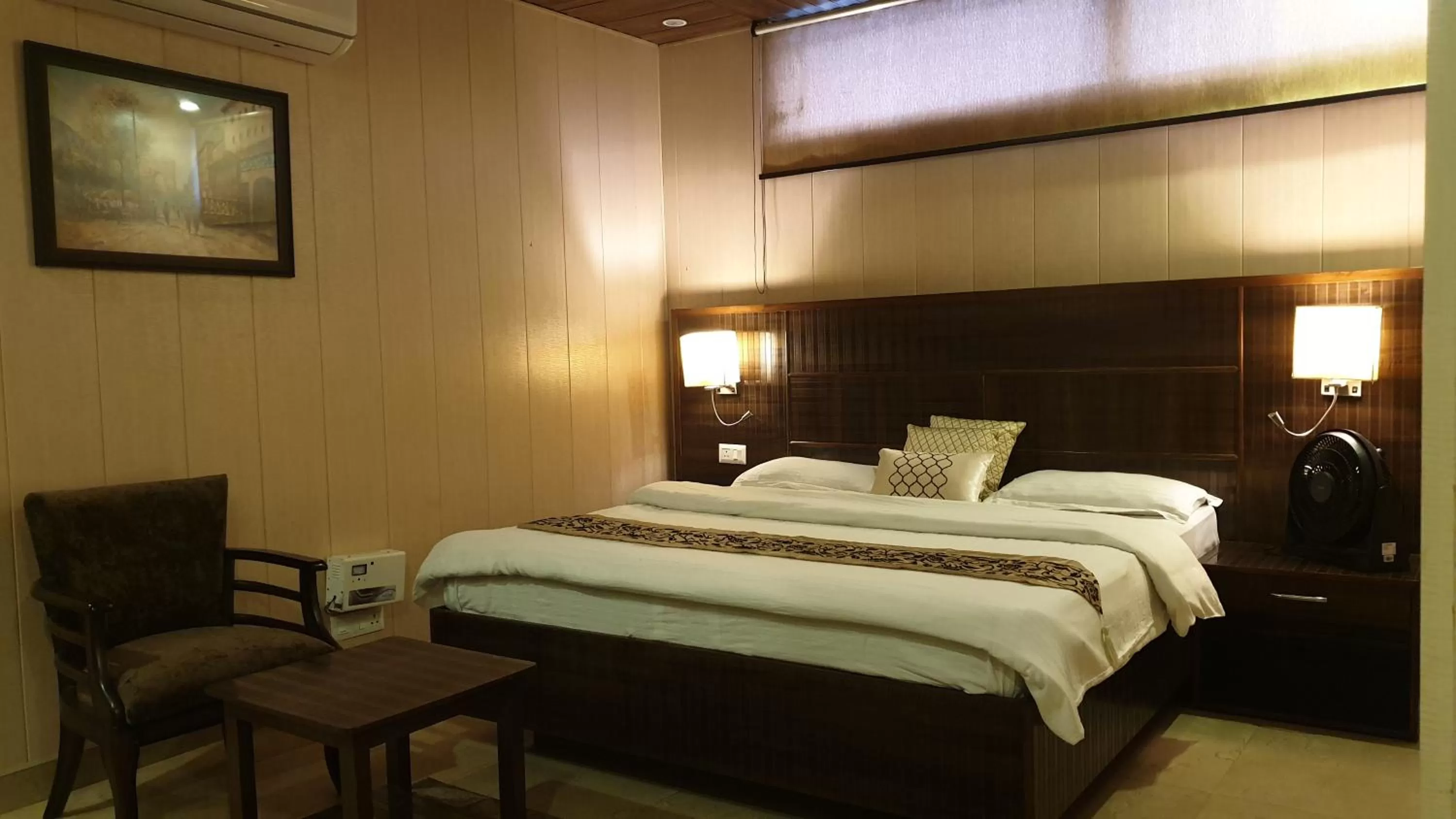 Bedroom, Bed in Maple Leaf Hotel