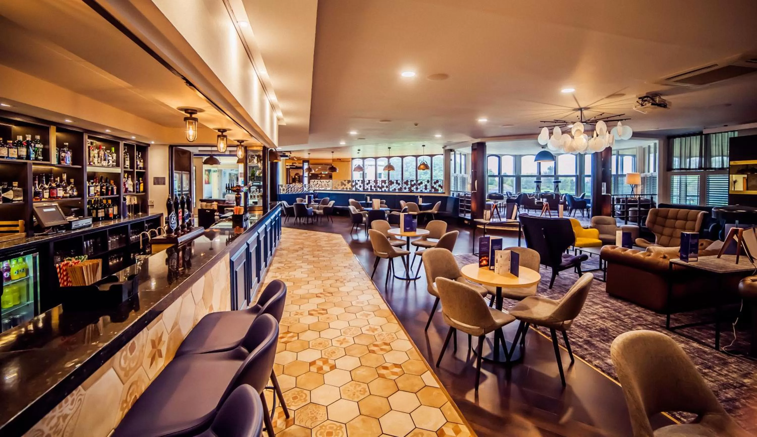 Lounge or bar in Swindon Blunsdon House Hotel, BW Premier Collection