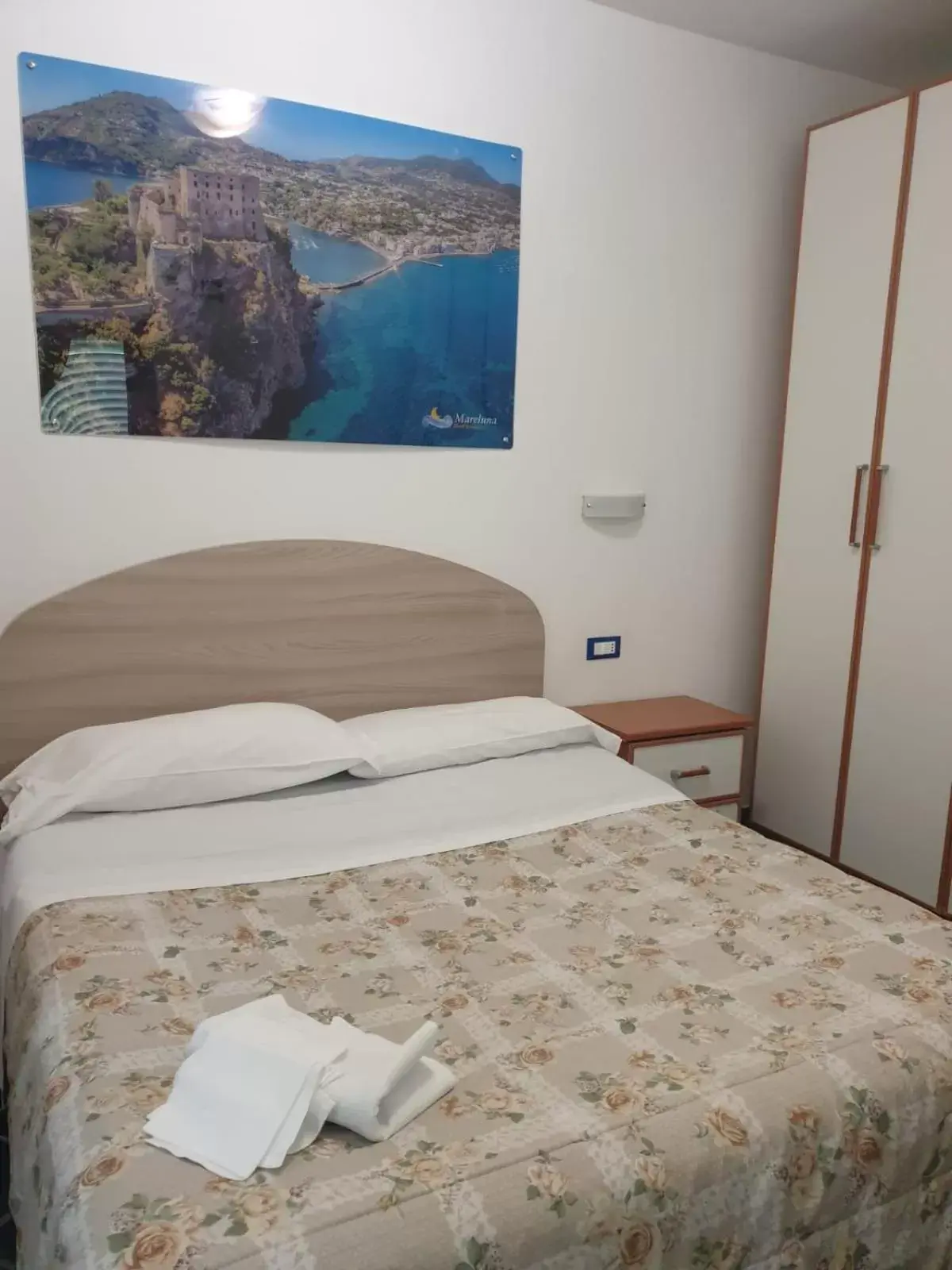 Bed in Hotel Mareluna Ischia