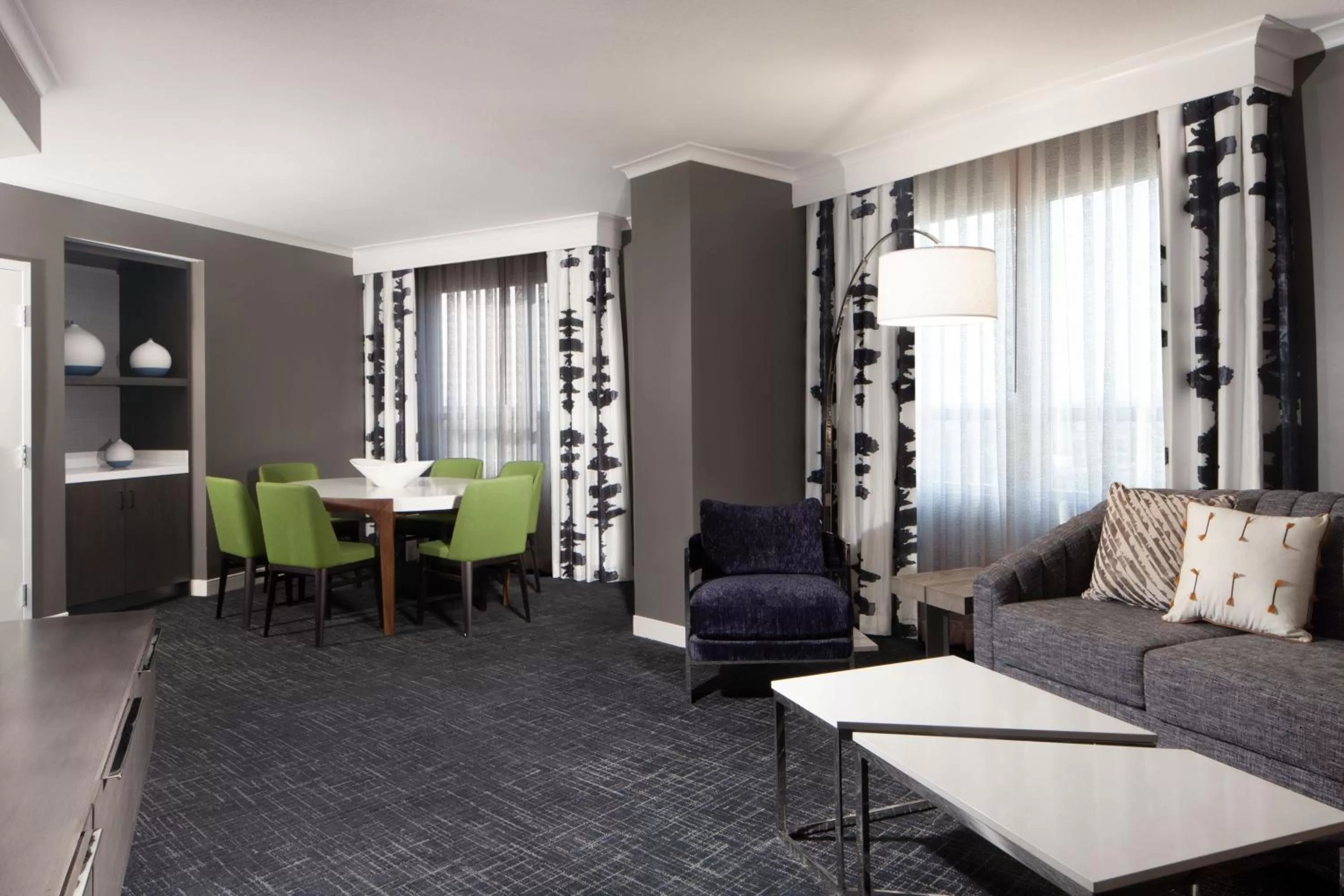 Living room in Fremont Marriott Silicon Valley