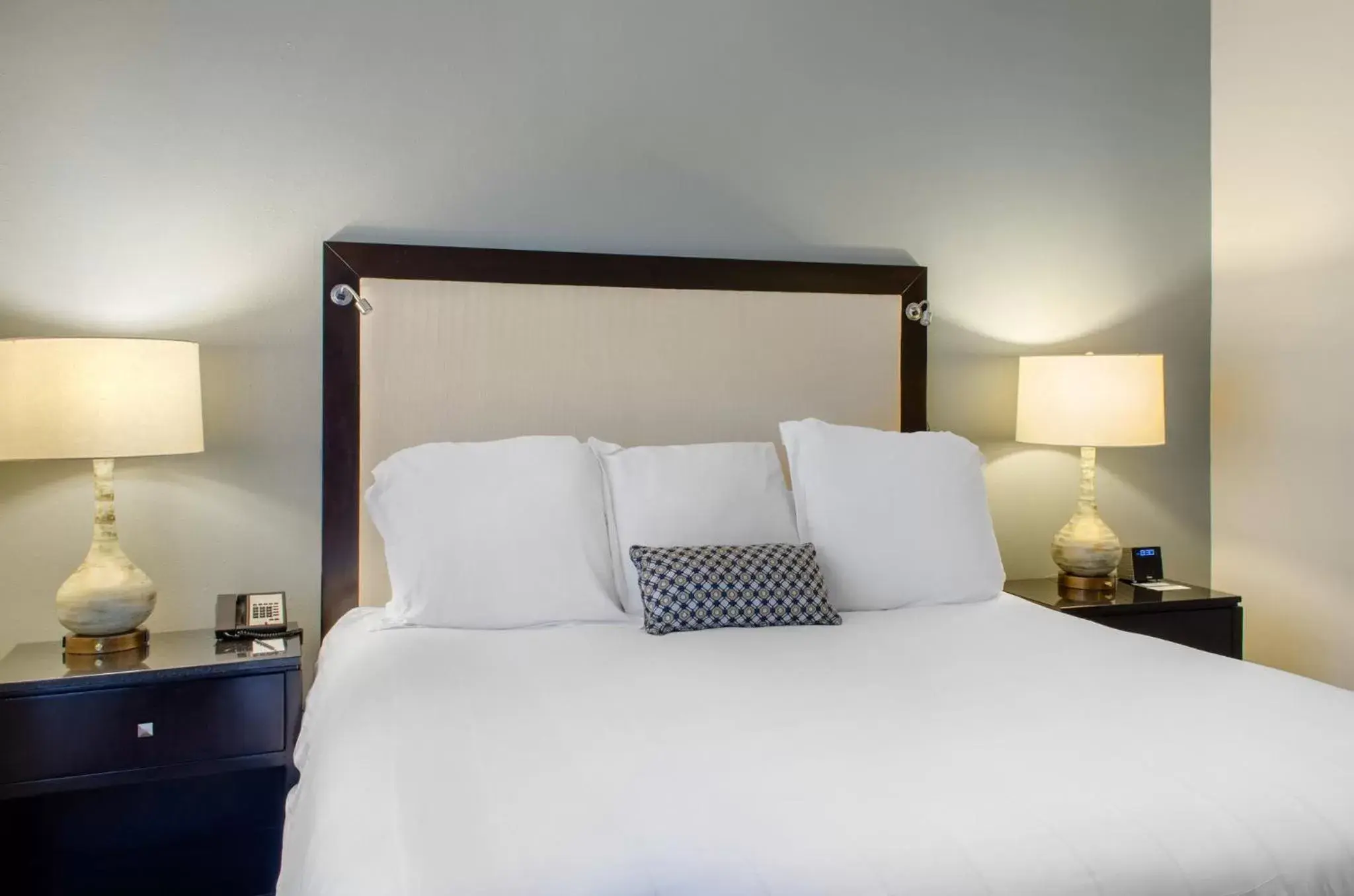 Photo of the whole room, Bed in Omni Riverfront New Orleans
