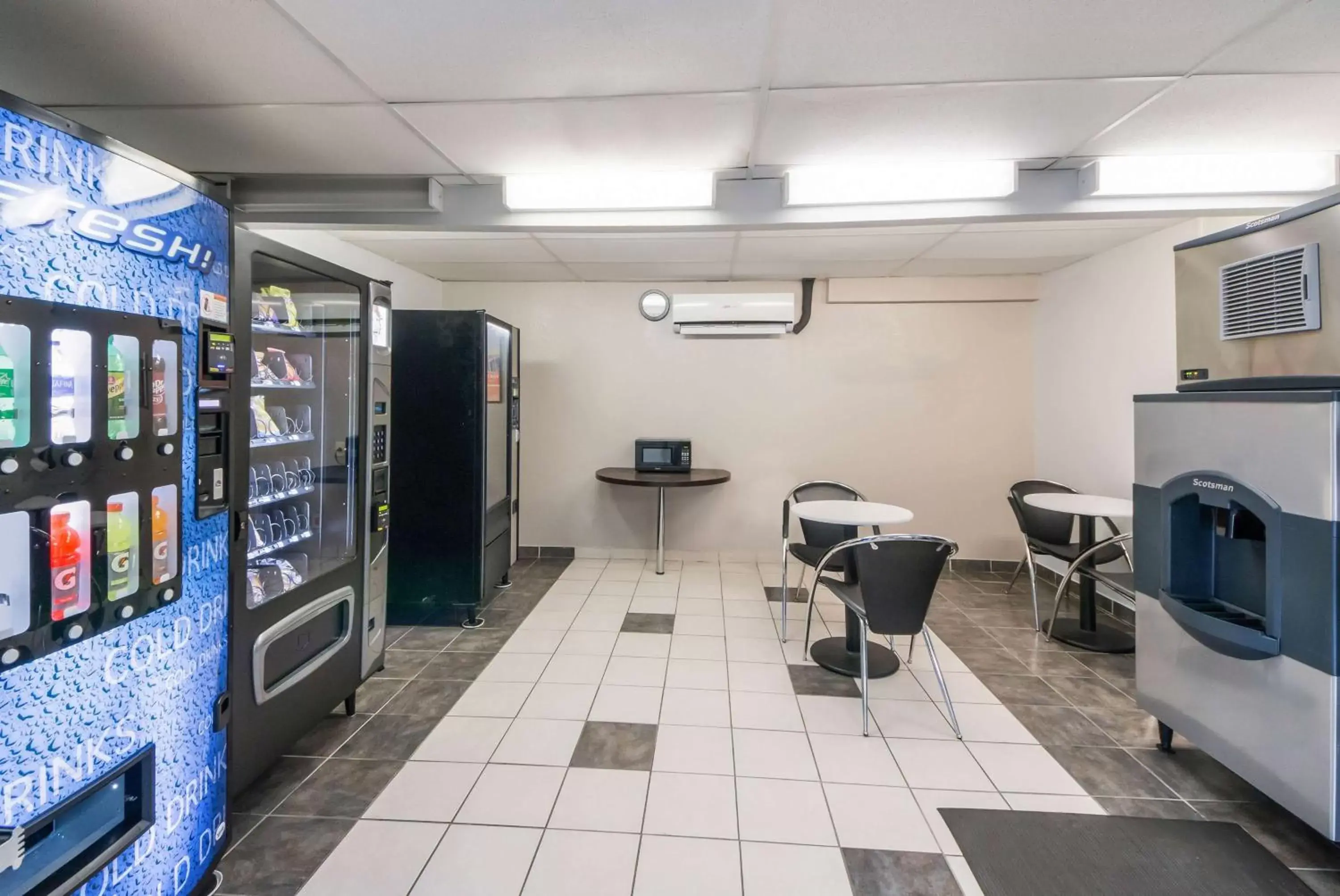 Property building in Studio 6 Laredo, Tx - North I-35 Property building in Studio 6 Laredo, Tx - North I-35