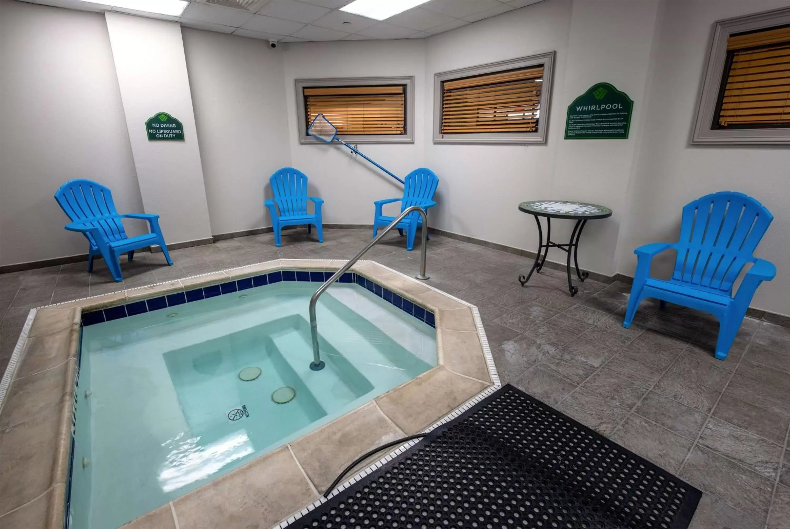 Hot Tub, Swimming Pool in Wingate by Wyndham Lafayette Airport