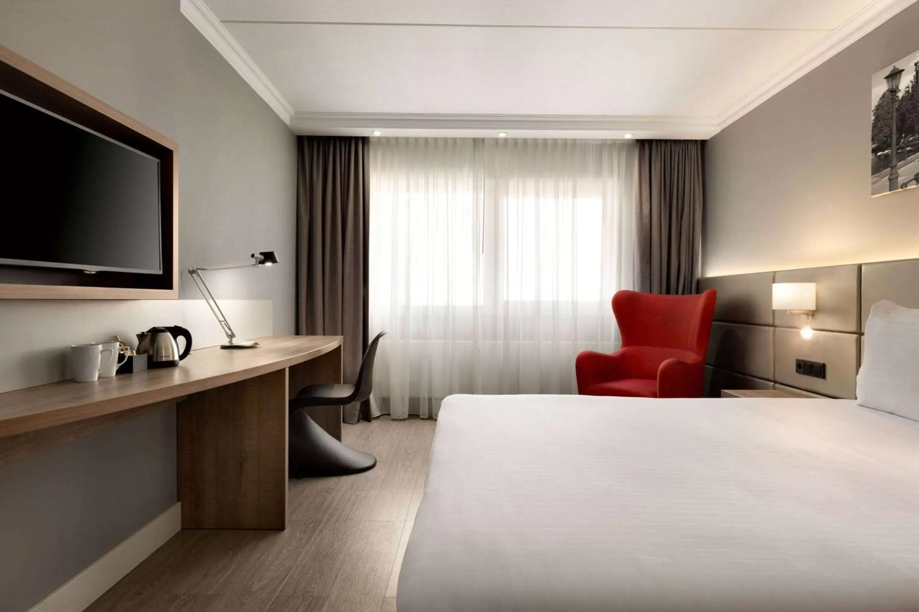 Bed, TV/Entertainment Center in Ramada by Wyndham Amsterdam Airport Schiphol