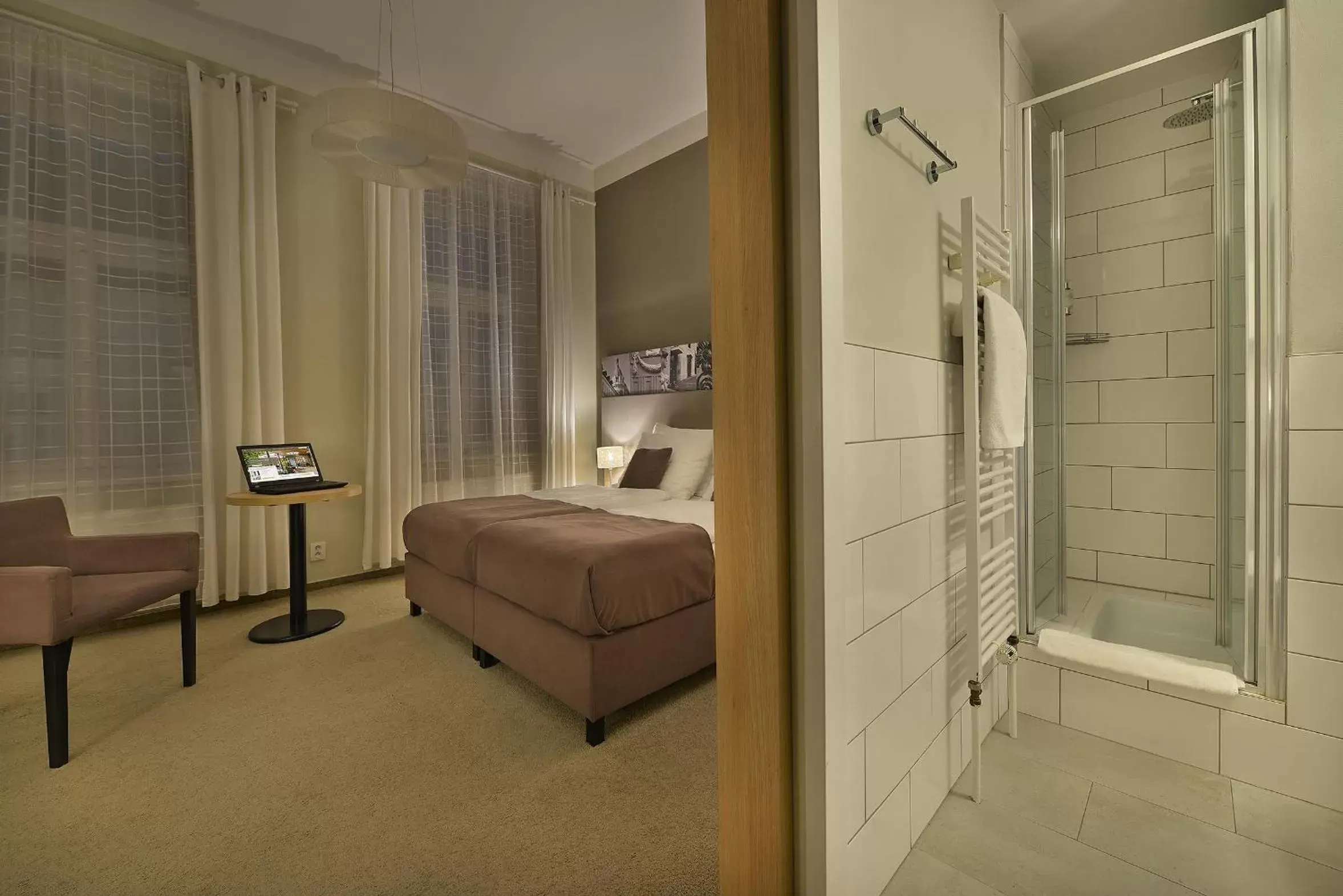 Bathroom, Bed in Three Crowns Hotel