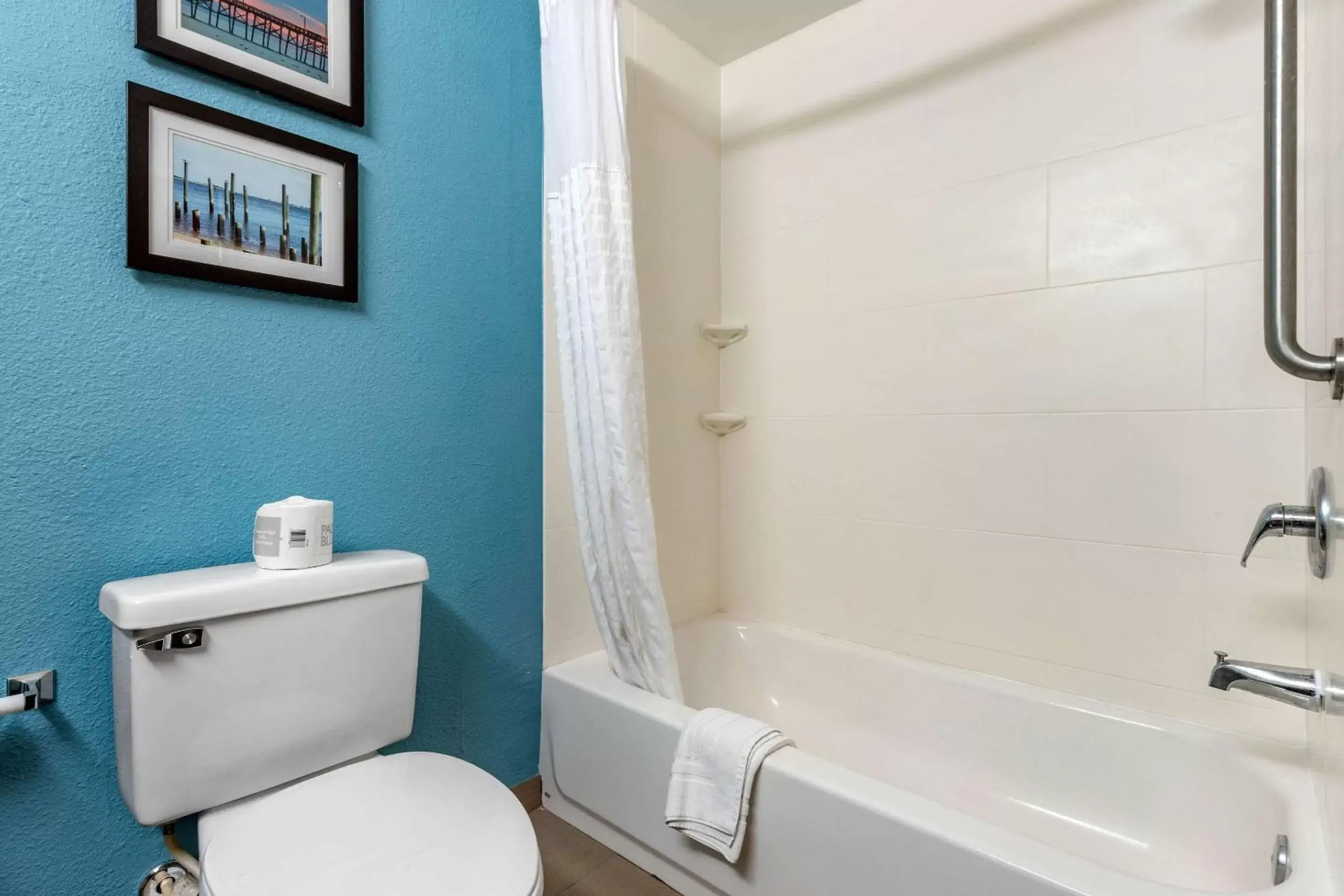 Photo of the whole room, Bathroom in Comfort Suites Southport - Oak Island
